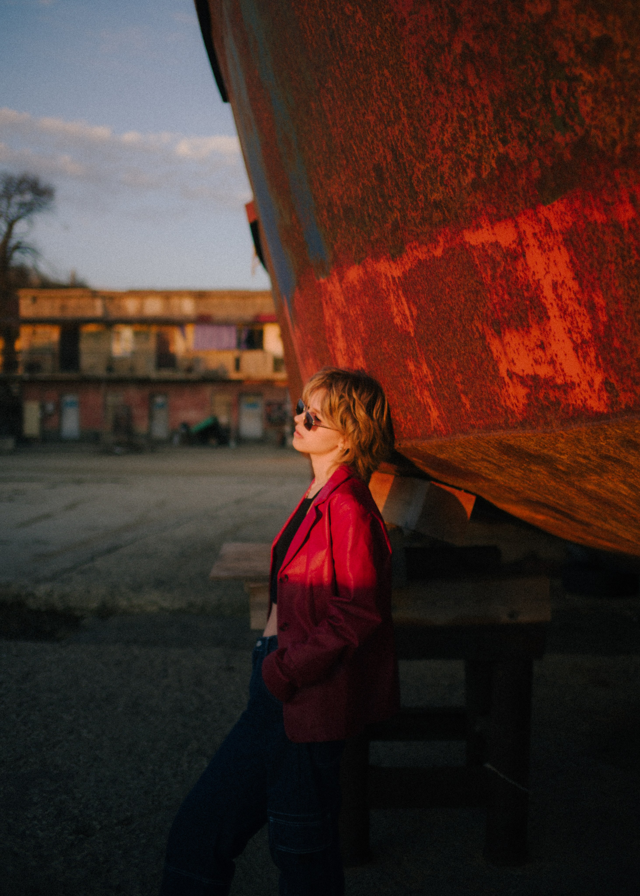 Вика среди заброшенных кораблей. Главная