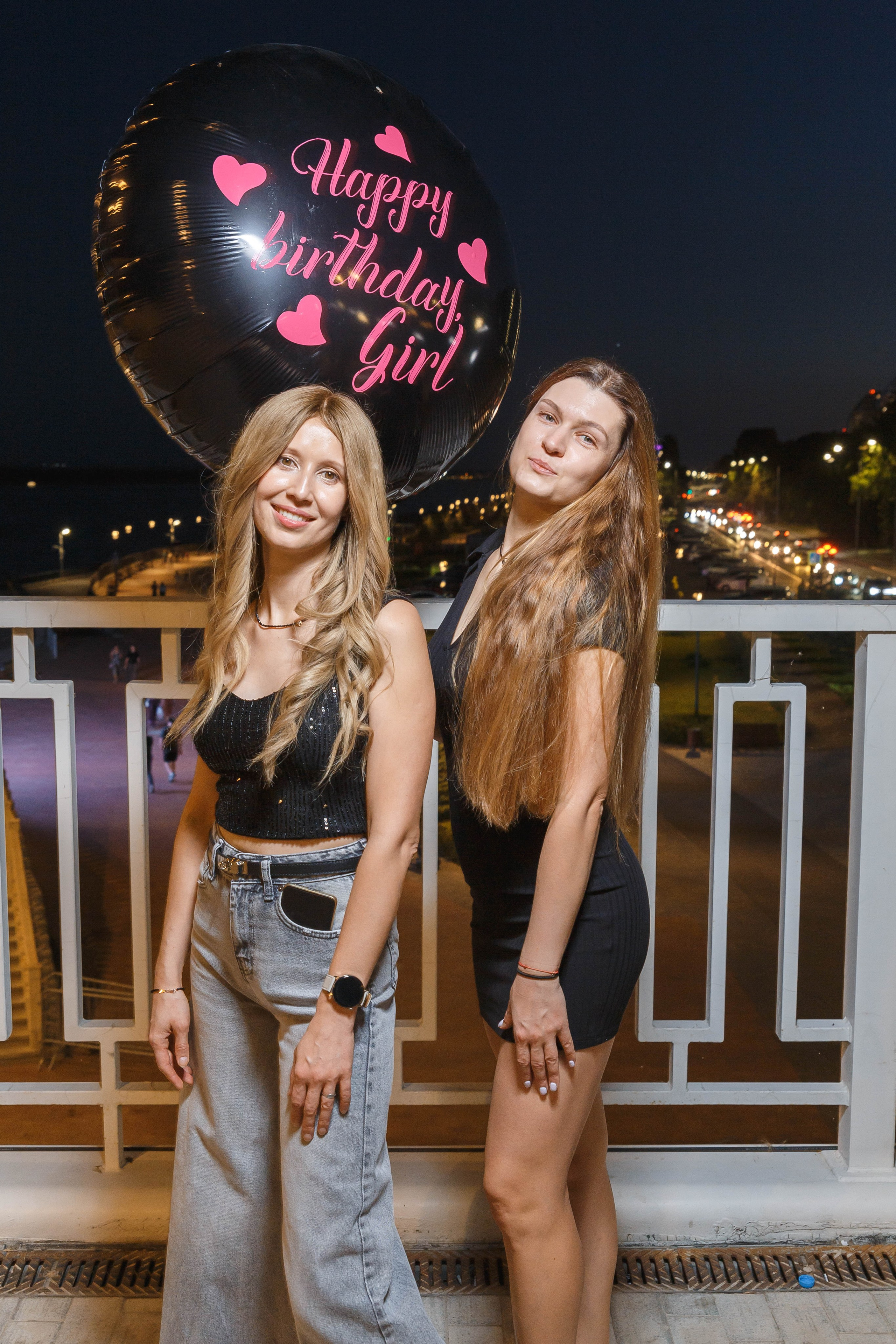 День рождения Оксаны: подруги, набережная, торт, шампанское. Событийный фотограф Максим Бескоровайновнов