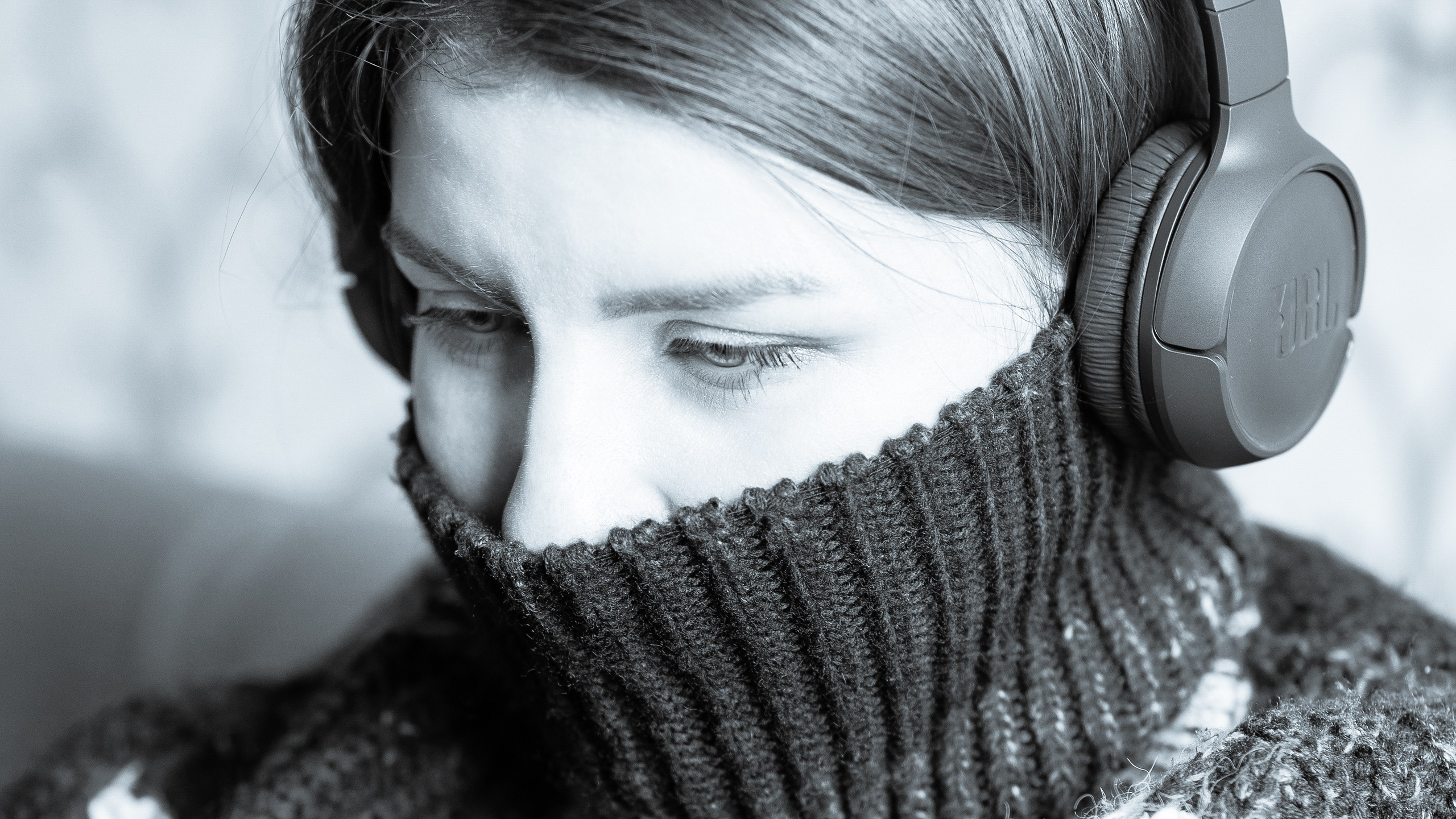 Фотопроект самоизоляция, одиночество, девушка в свитере. арт-фотография, философия, наушники
