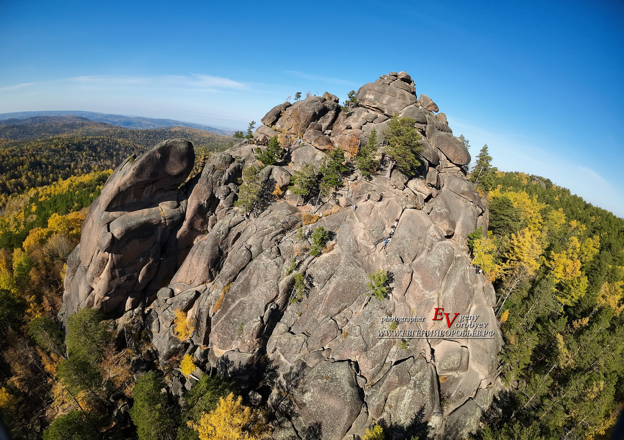 Экскурсия национальный парк заповедник Красноярские столбы цена заказать забронировать фото тур интересные места достопримечательности что посмотреть где побывать в Красноярске  Туристический маршрут центральные столбы скала Перья Дед Львиные ворота первый второй столб Фотосессия фотограф Красноярск природа пейзаж аэросъёмка с FPV дрона квадрокоптера