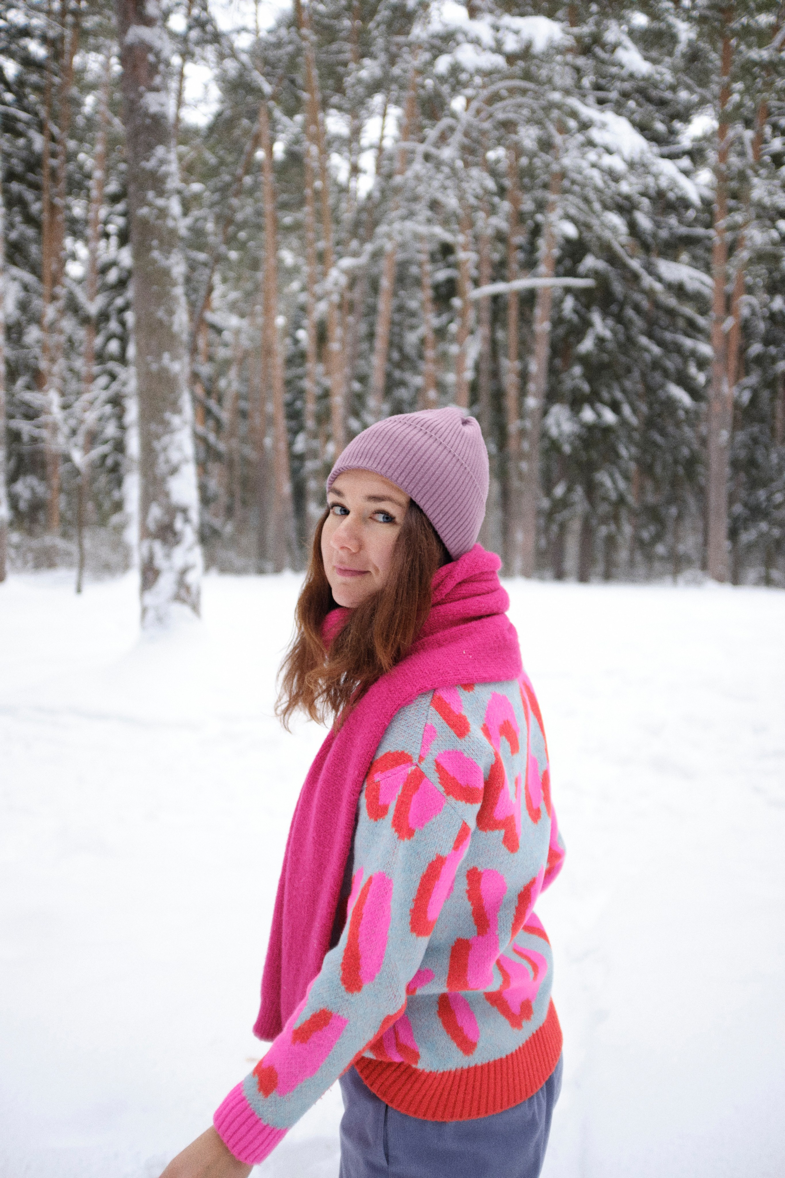 Женский портрет в зимнем лесу с шарфом