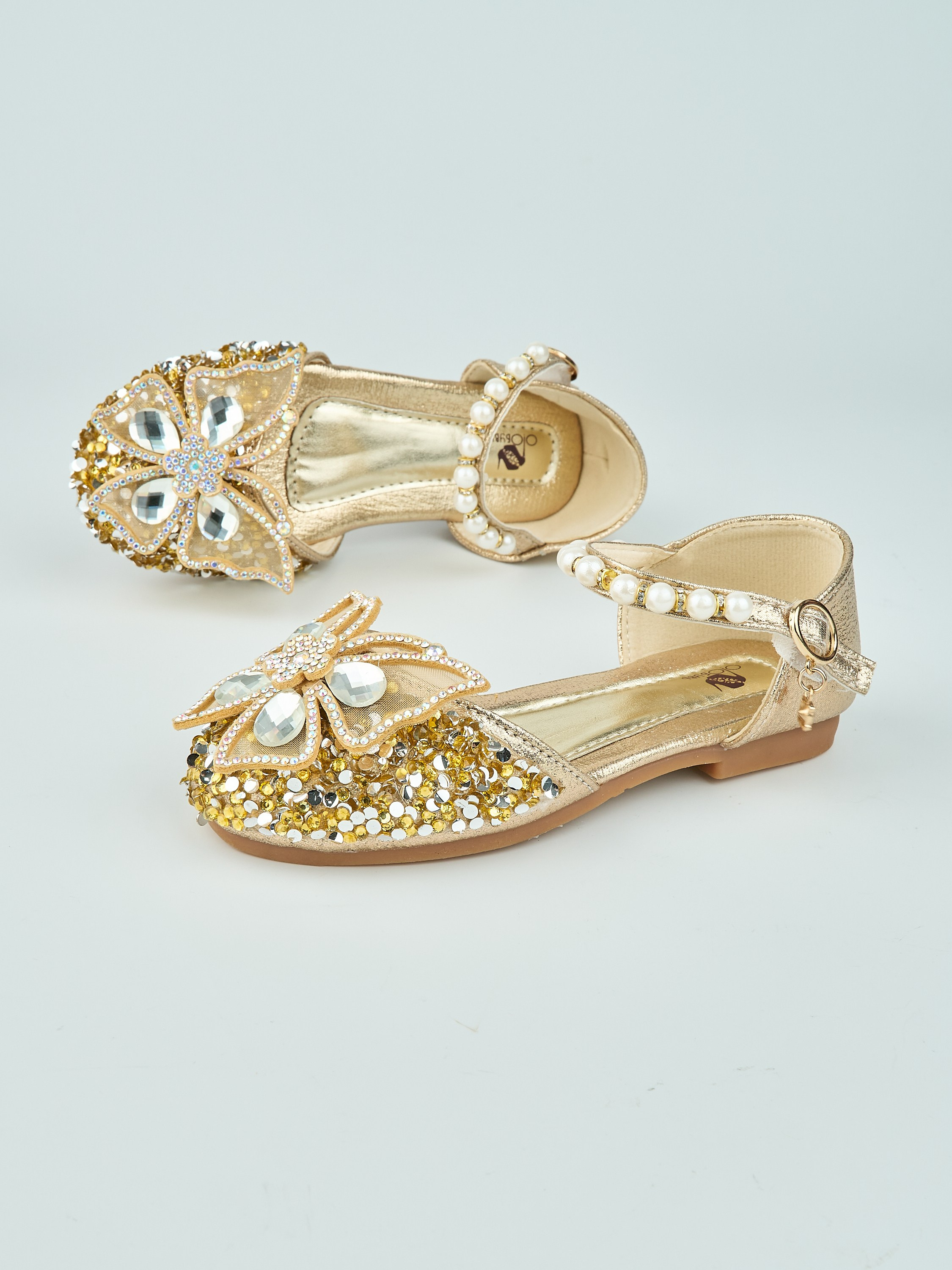 Каталожная фотосъёмка детских туфель для Wildberries