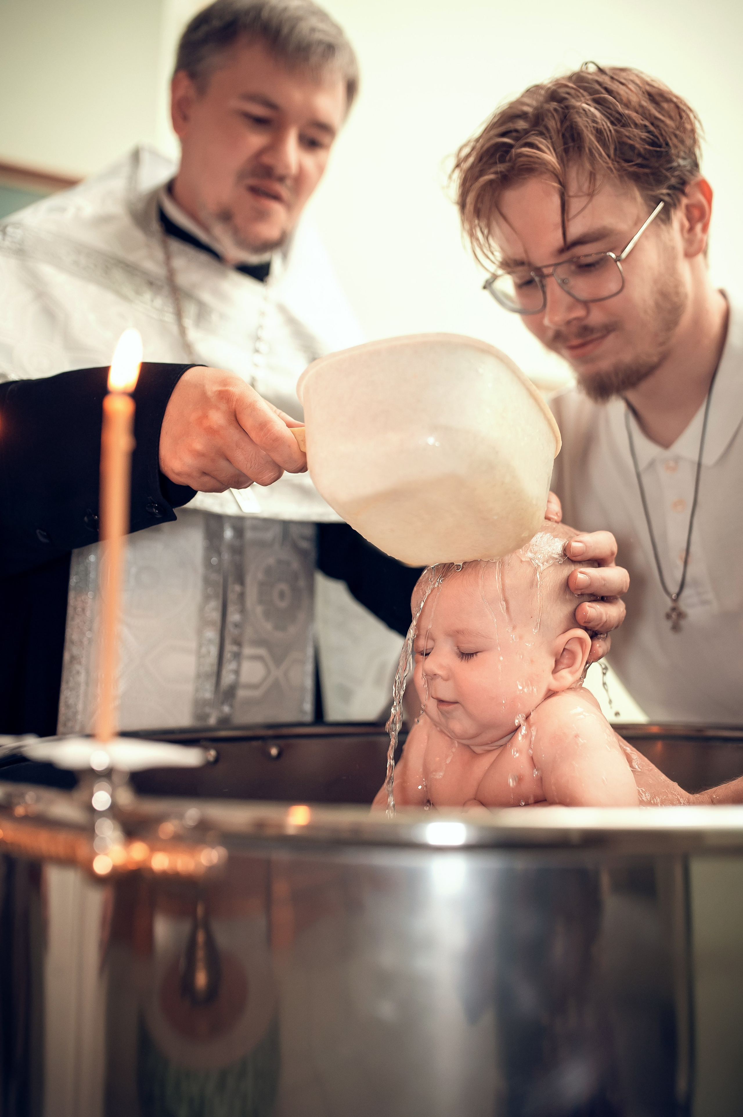 Фотографии момента погружения в купель (Таинство крещения). Moscow_CPC