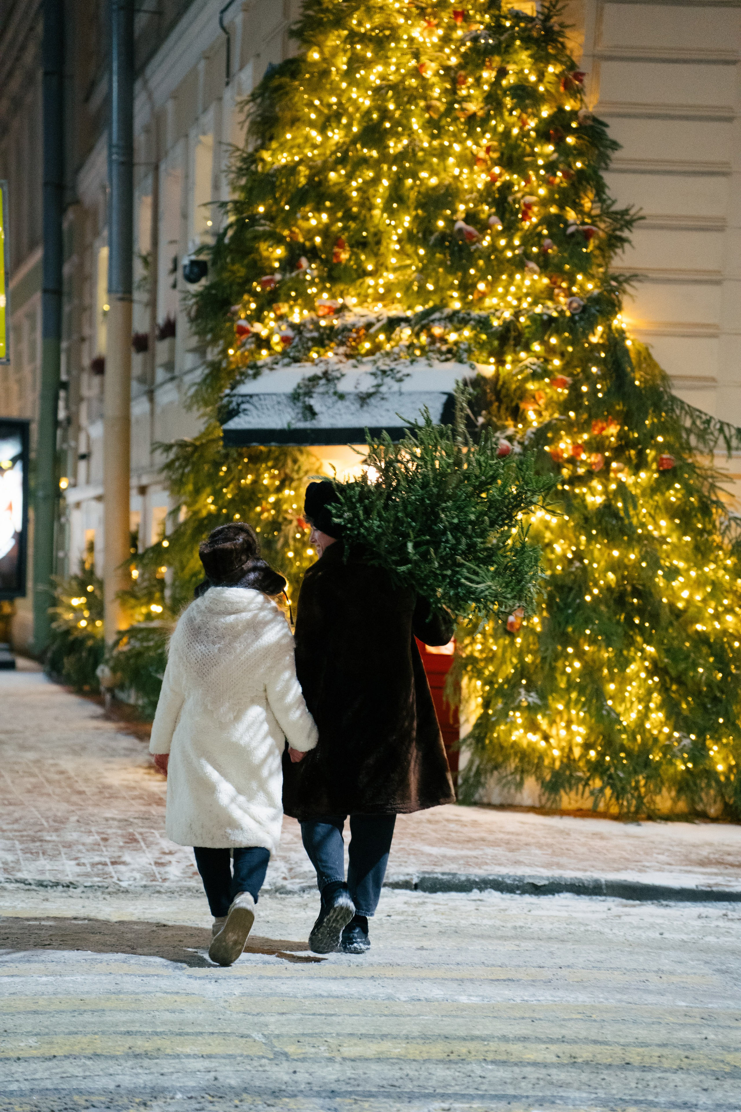 НОВОГОДНЯЯ ПРОГУЛКА ПАРЫ ПО ЧЕРНЫШЕВСКОЙ ПЕРЕД НОВЫМ ГОДОМ. Профессиональный фотограф, Санкт-Петербург — Виктория Богомолова