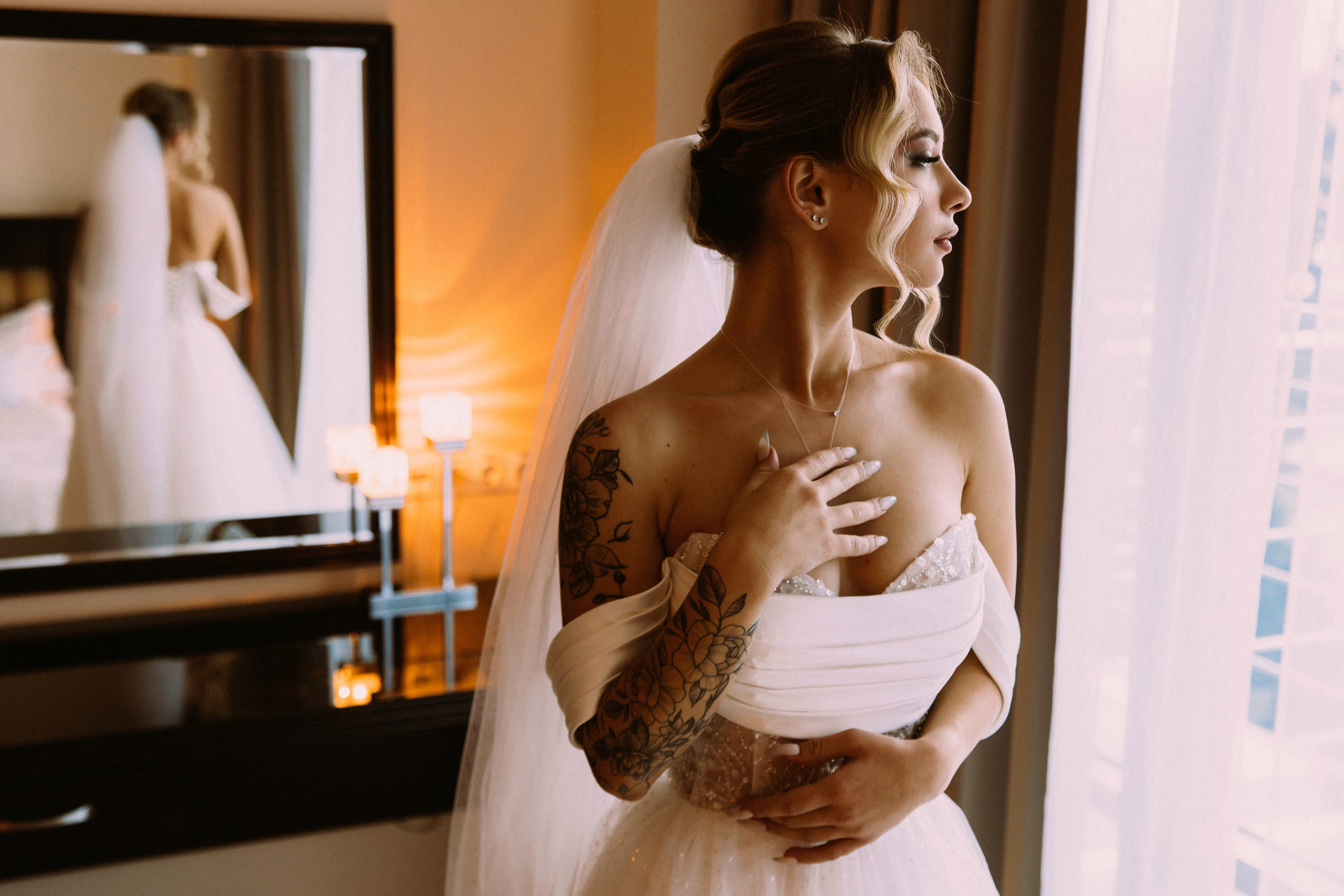 девушка собирается утром перед зеркалом