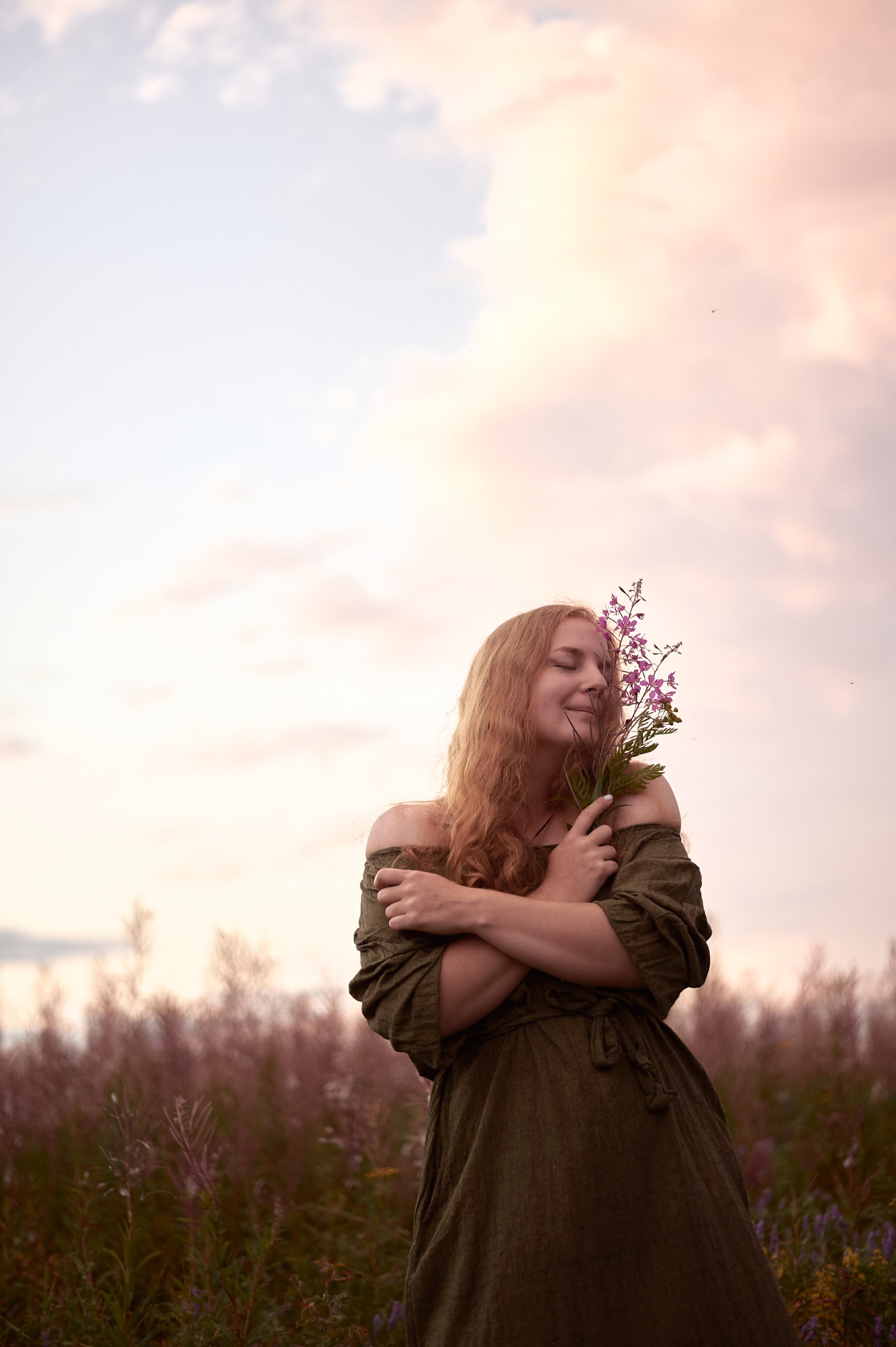 Таня. Рассвет в поле. Женский фотограф в Череповце Даша Акулич