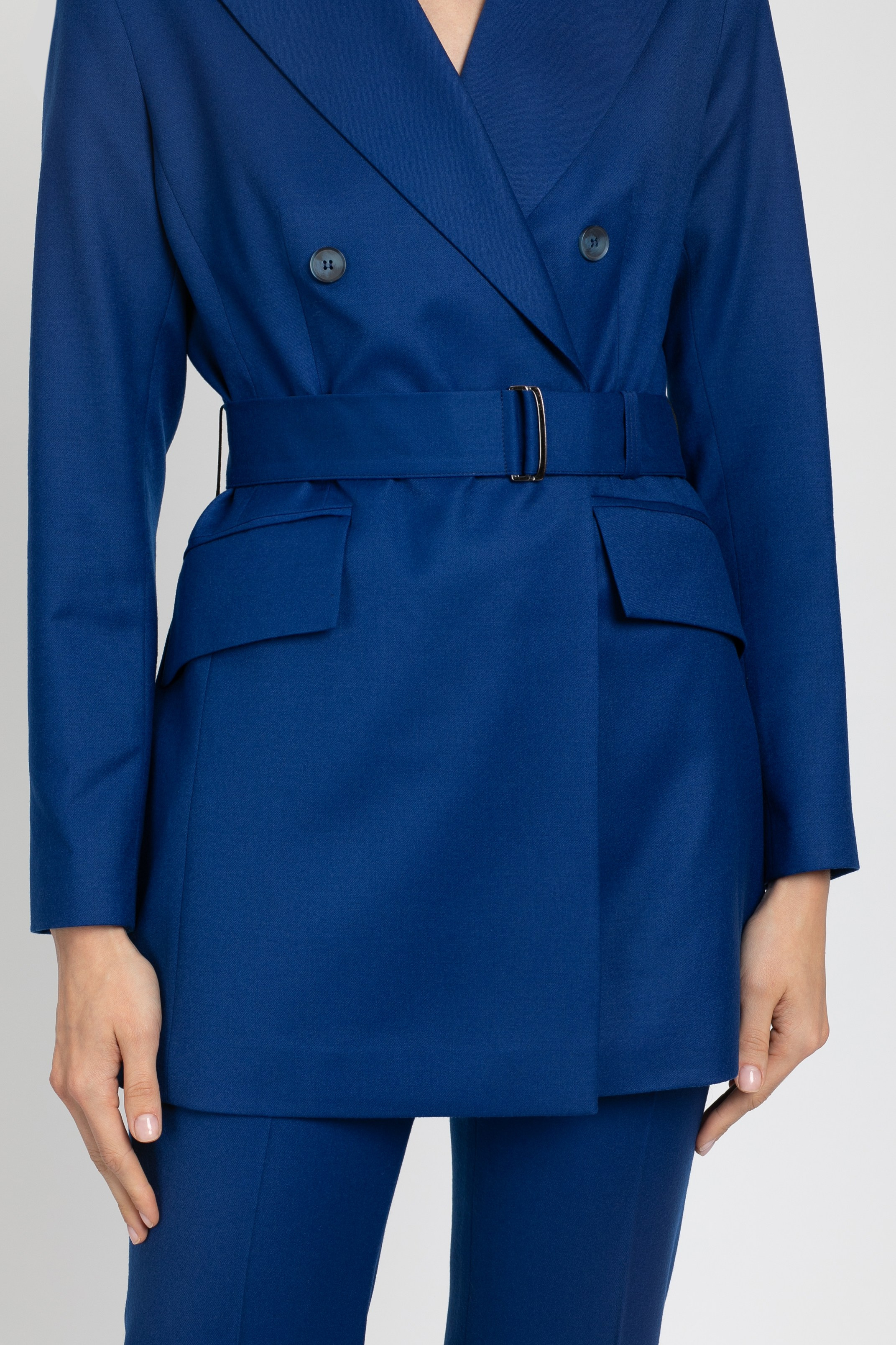 Каталожная фотосъемка на сером фоне