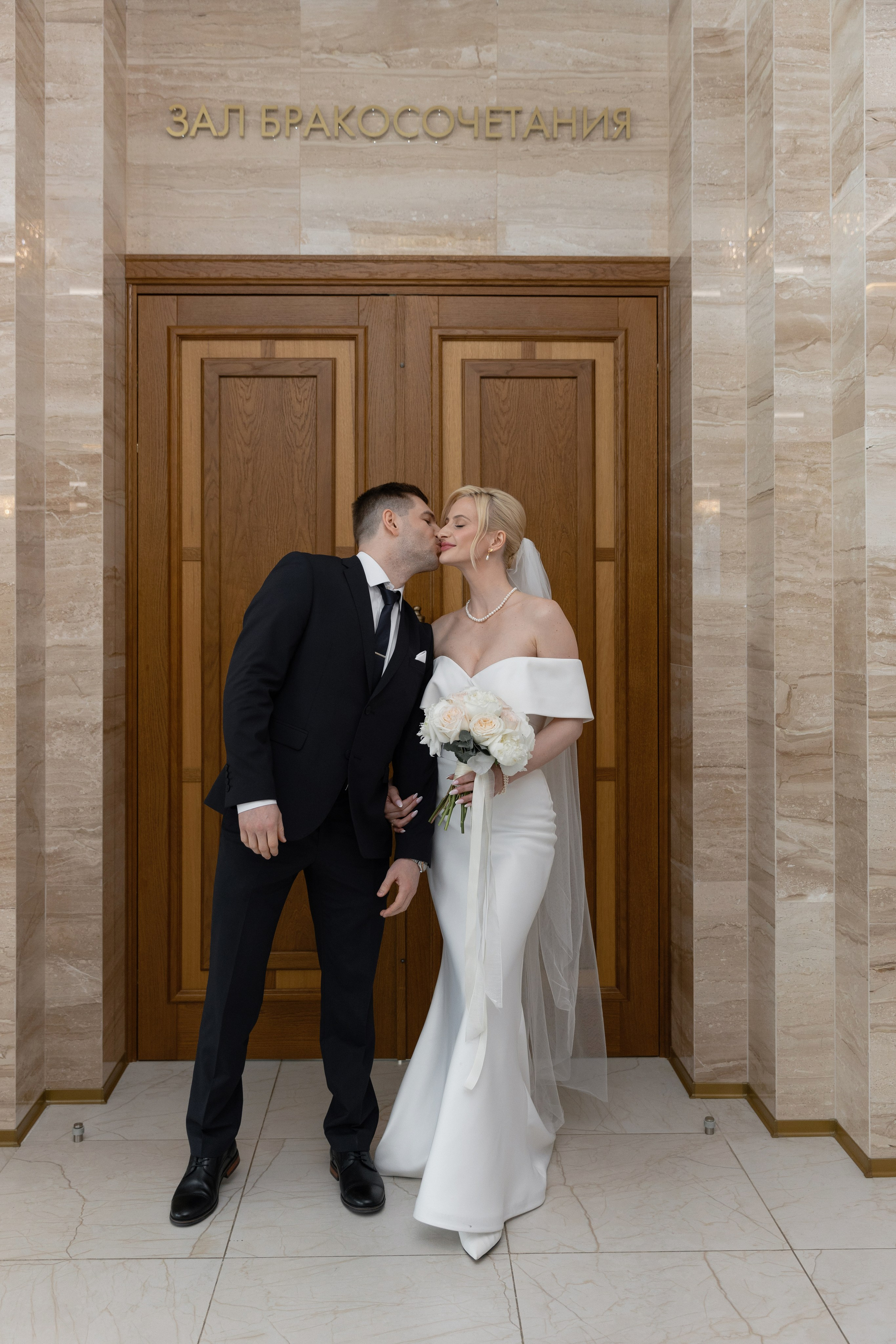 Свадебная фотосессия в Soluxe Hotel и роспись в Савеловском ЗАГСе. Свадебный фотограф в Москве Полина Лелетко