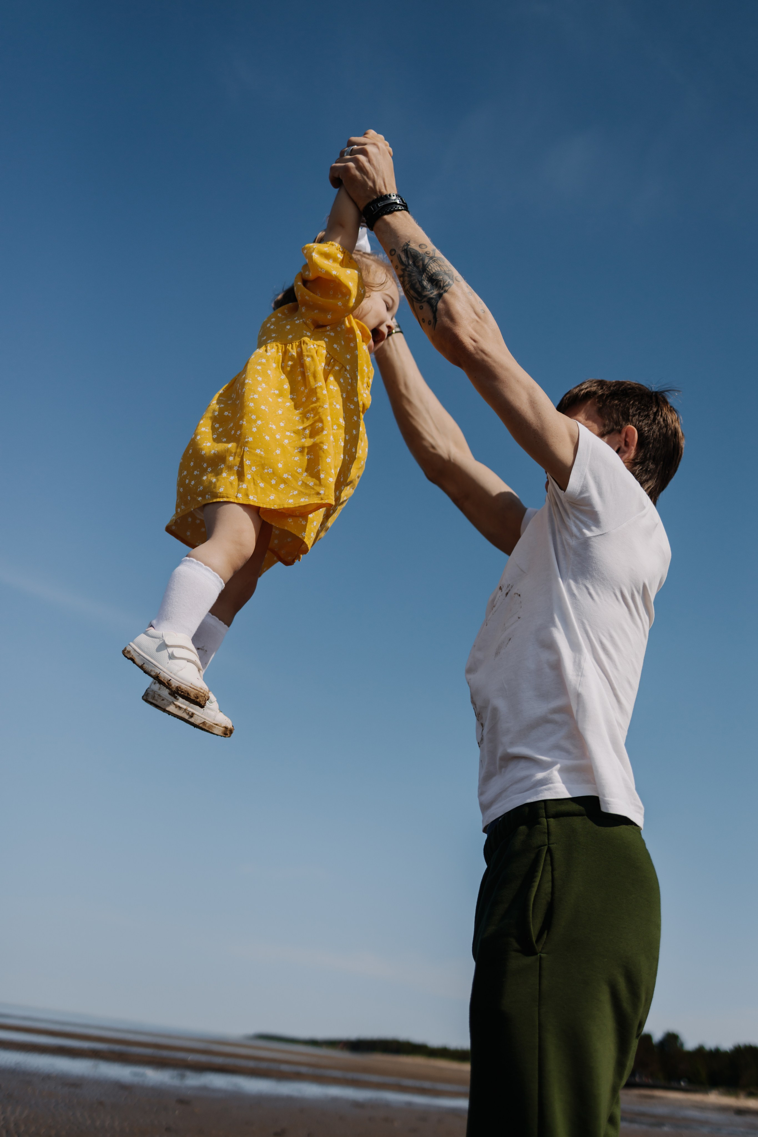 Ирина, Артём и Карина. Главная