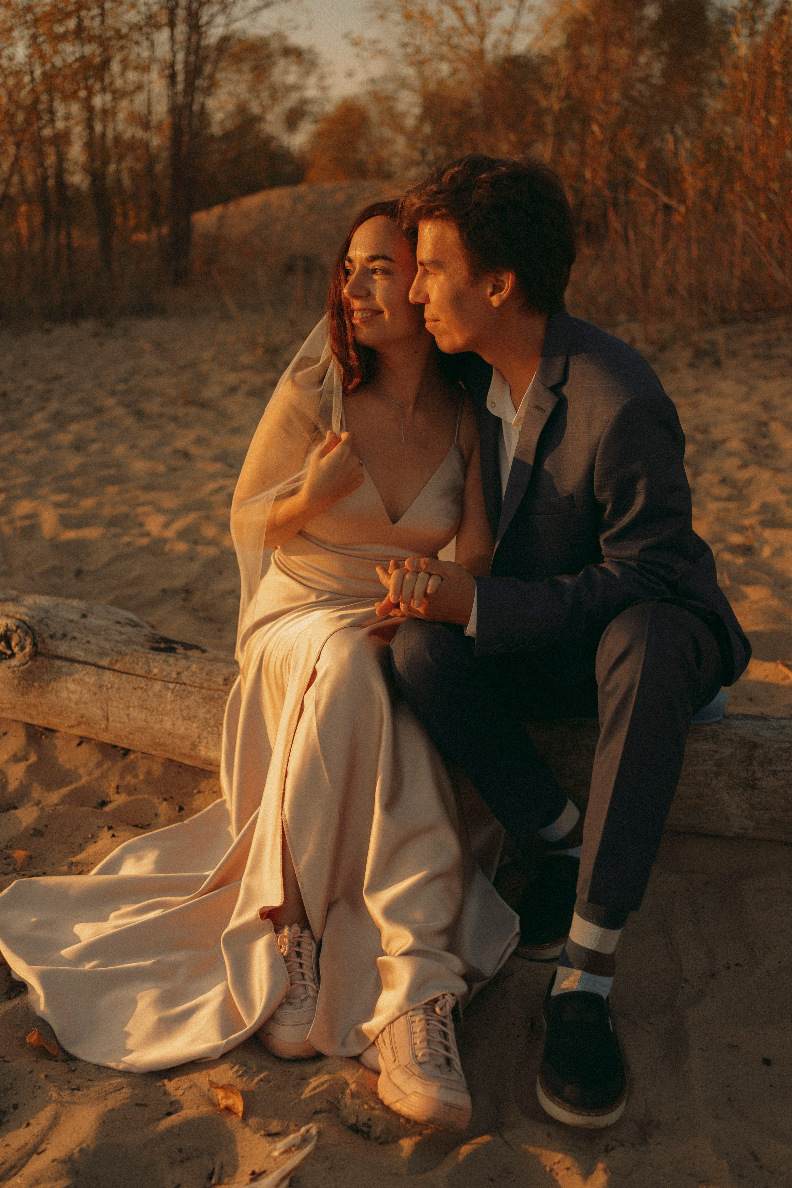 Love Story в свадебных нарядах на берегу реки. Портретный фотограф в Казани, Красной Поляне и Сочи Анна Кузнецова