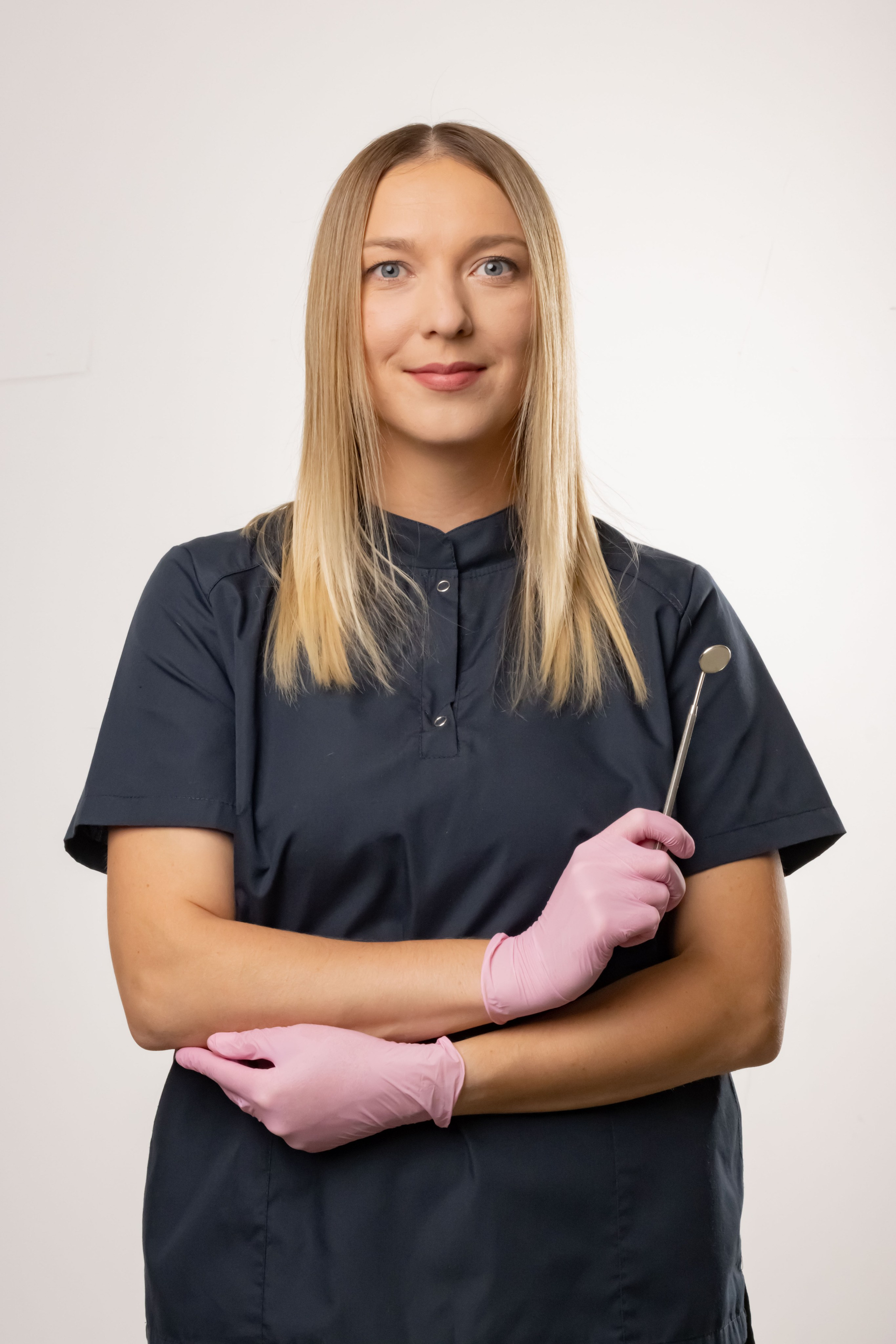 врач стоматолог в розовых перчатках