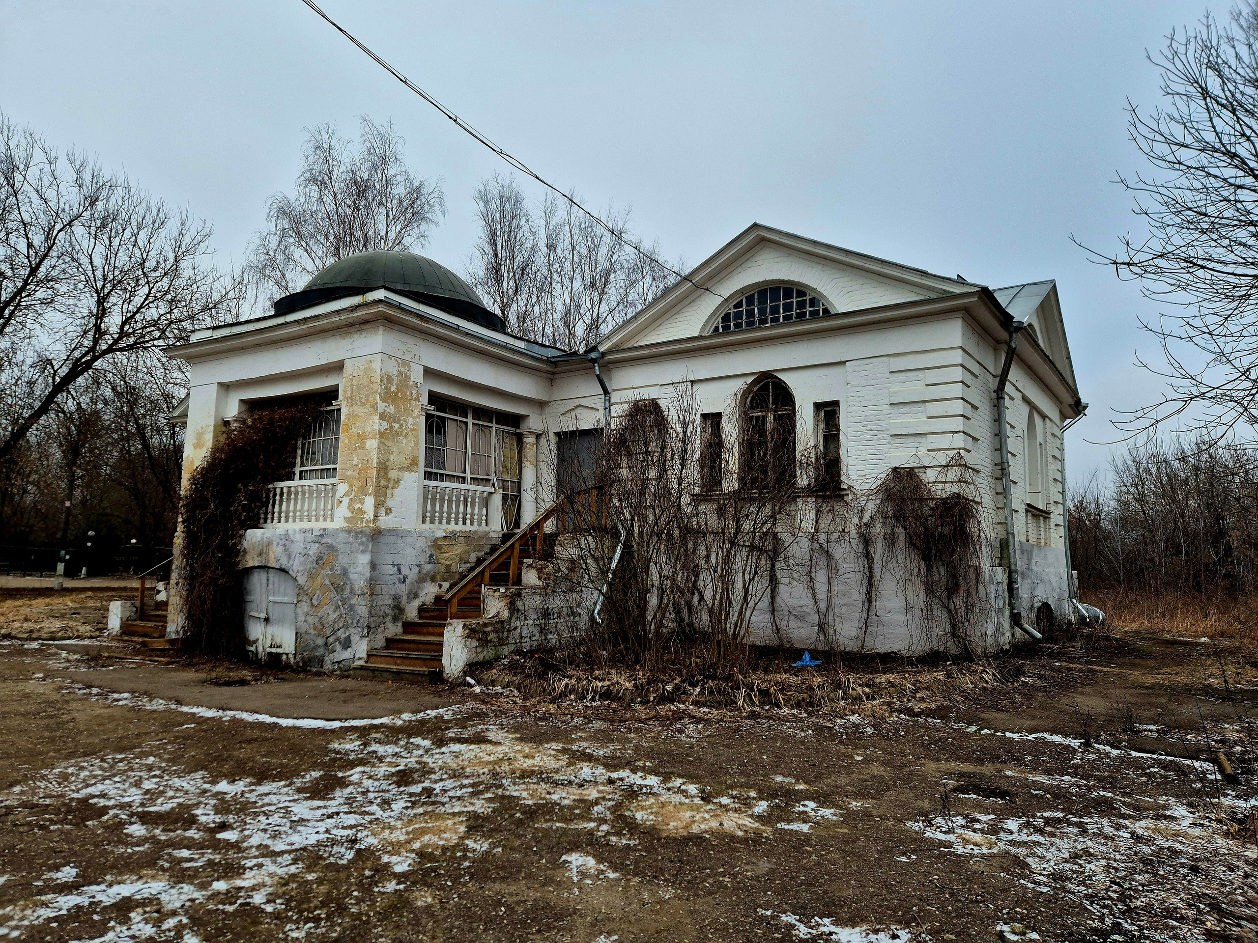 Усадьба закрыта, постройки и парк разрушаются. Здание чайного павильона (мы-то рассчитывали, что здесь в интерьерах XVII в отведаем угощений  с чаем)