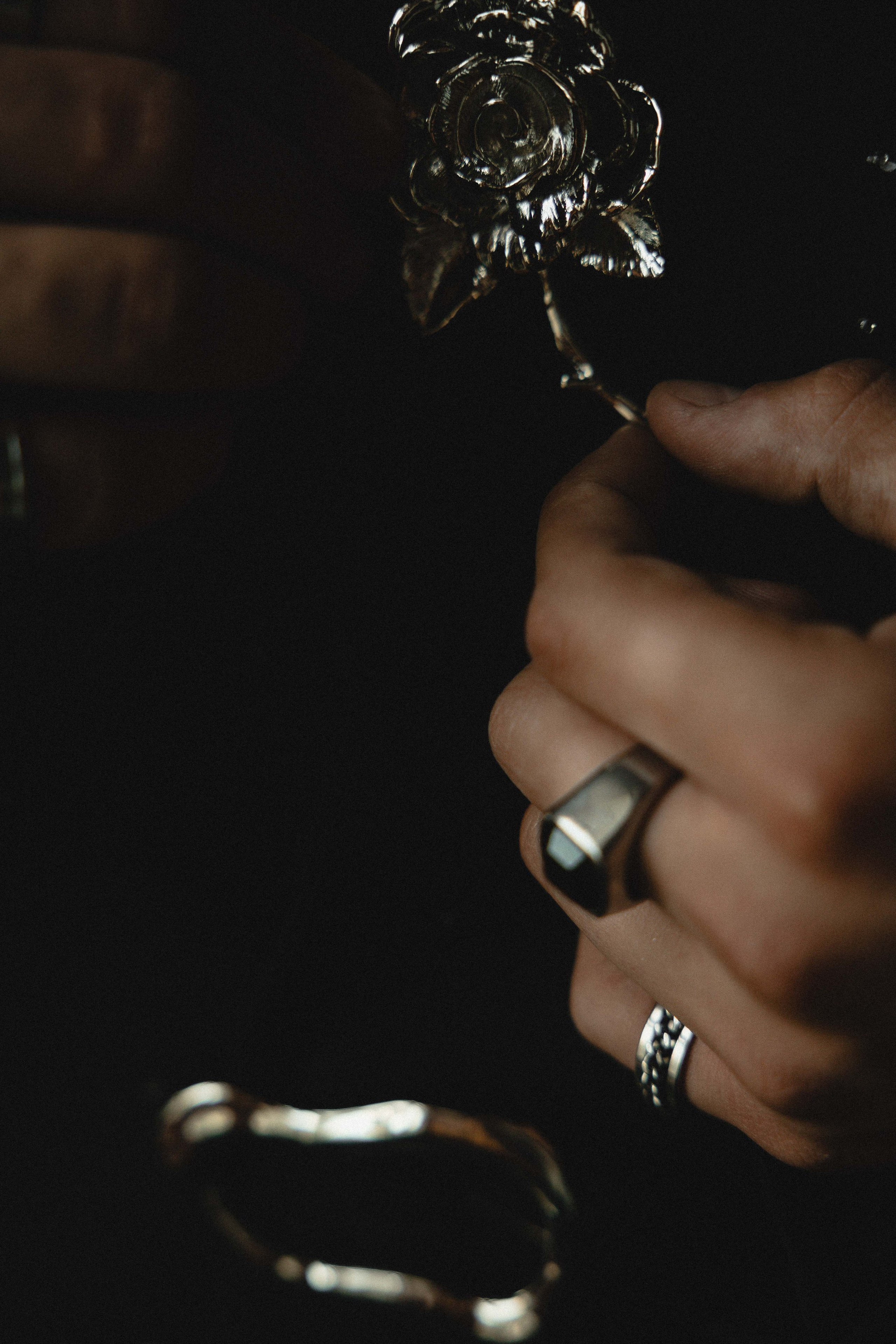 Счастливая пара позирует на свадебной фотосессии на фоне зеленой ткани в театре ,фэшн съемка ,топ 100 — свадебный фотограф Алена Межевова