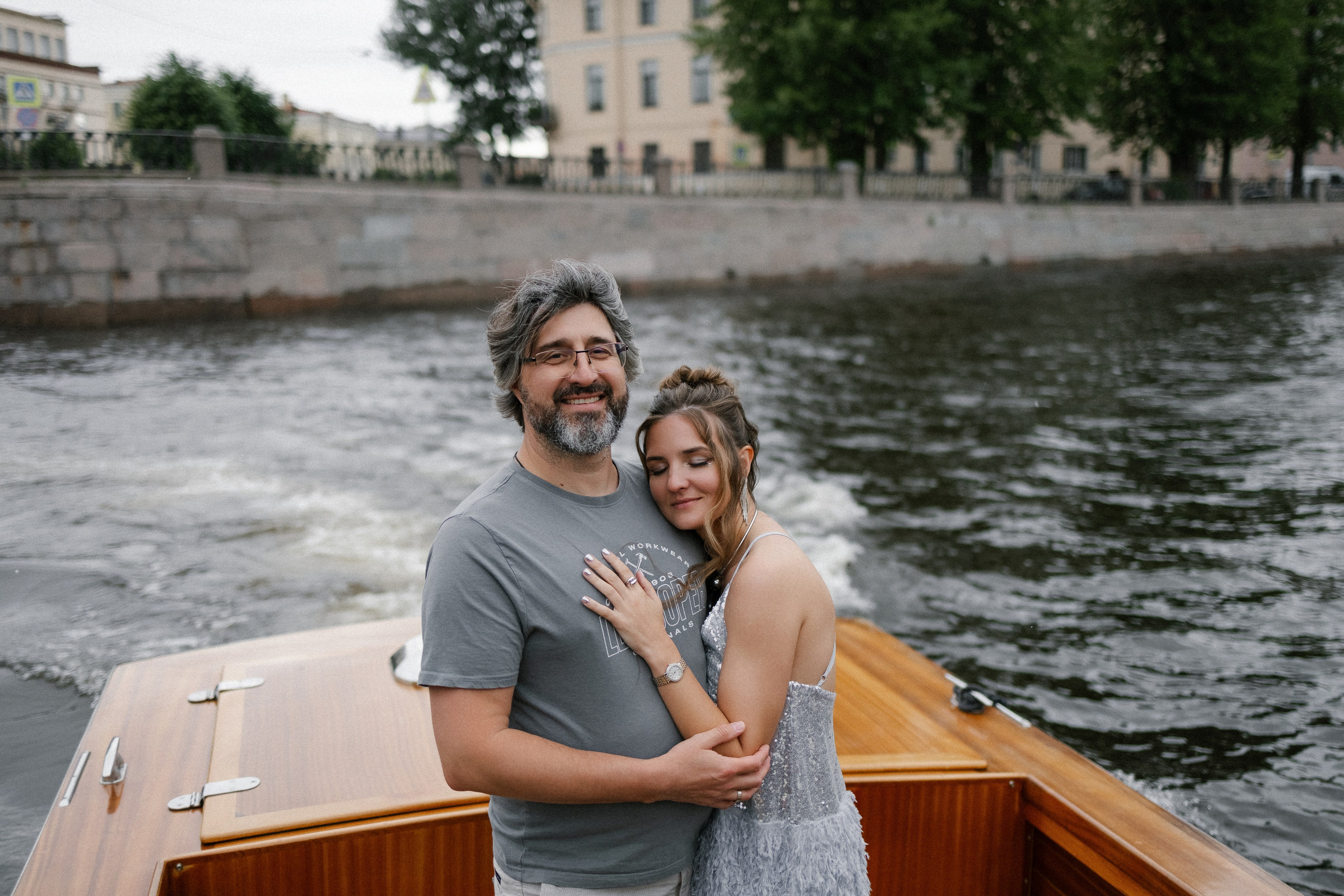 Прогулка на венецианском катере. Свадебный фотограф в Санкт-Петербурге Ксения Кобышева