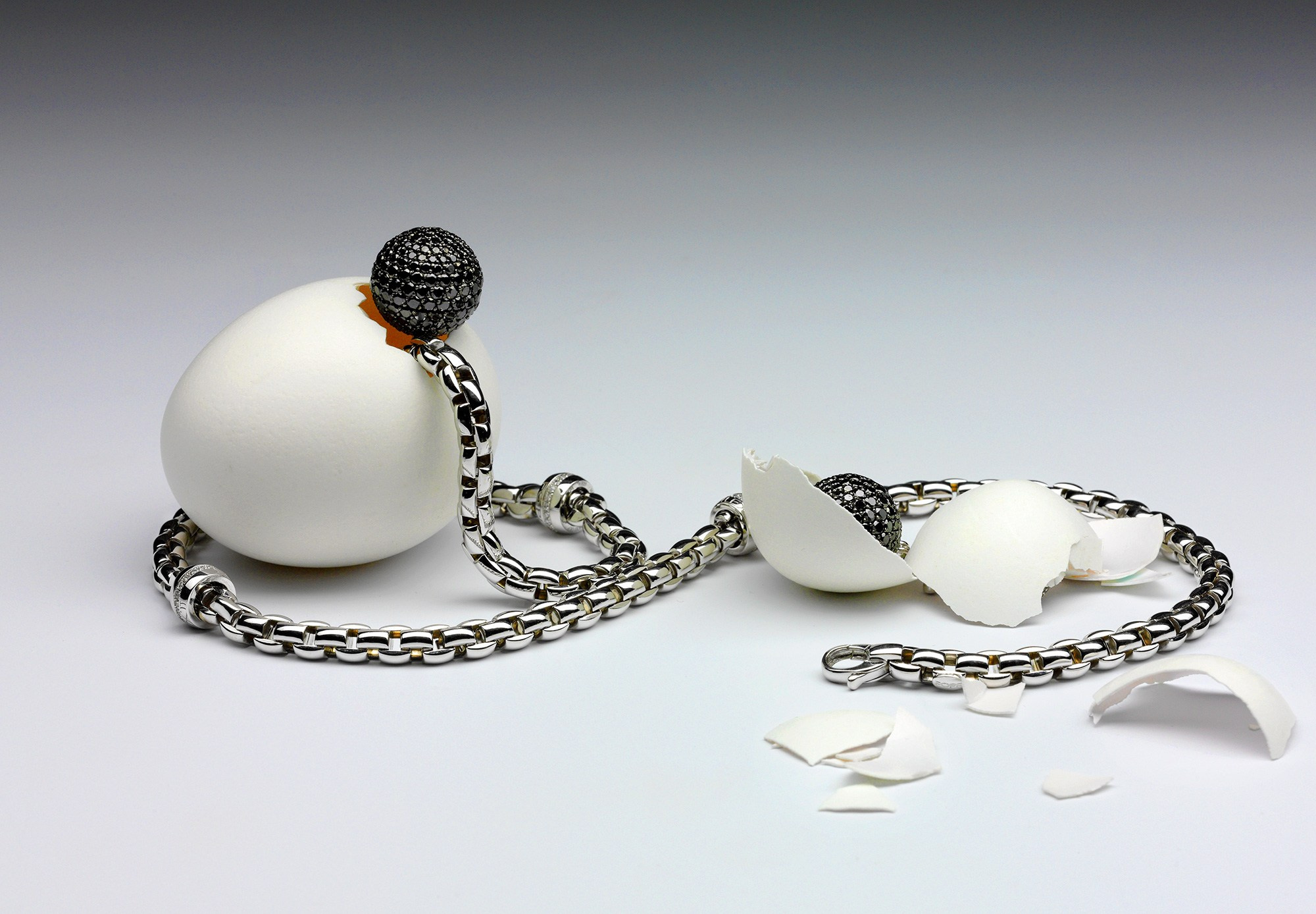 Ювелирные изделия. Предметная фотосъемка антиквариата, ювелирных украшений, камнерезных изделий, картин, предметов искусства и коллекционных предметов