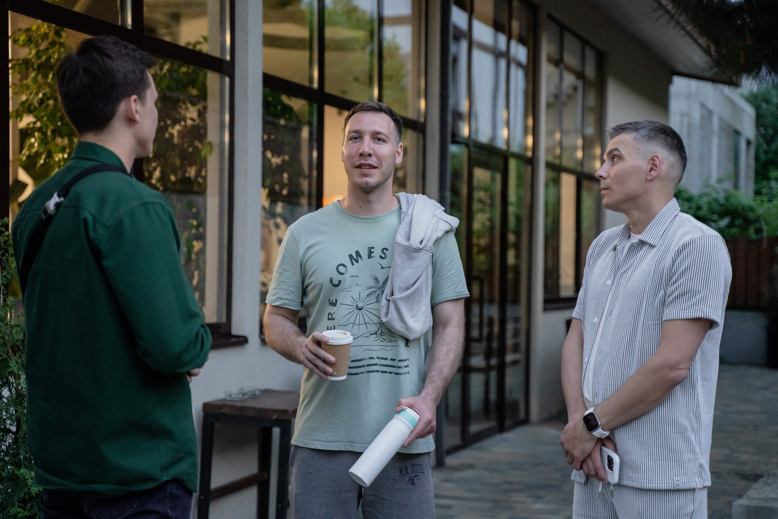 Фотография как общаются участники бизнес встречи