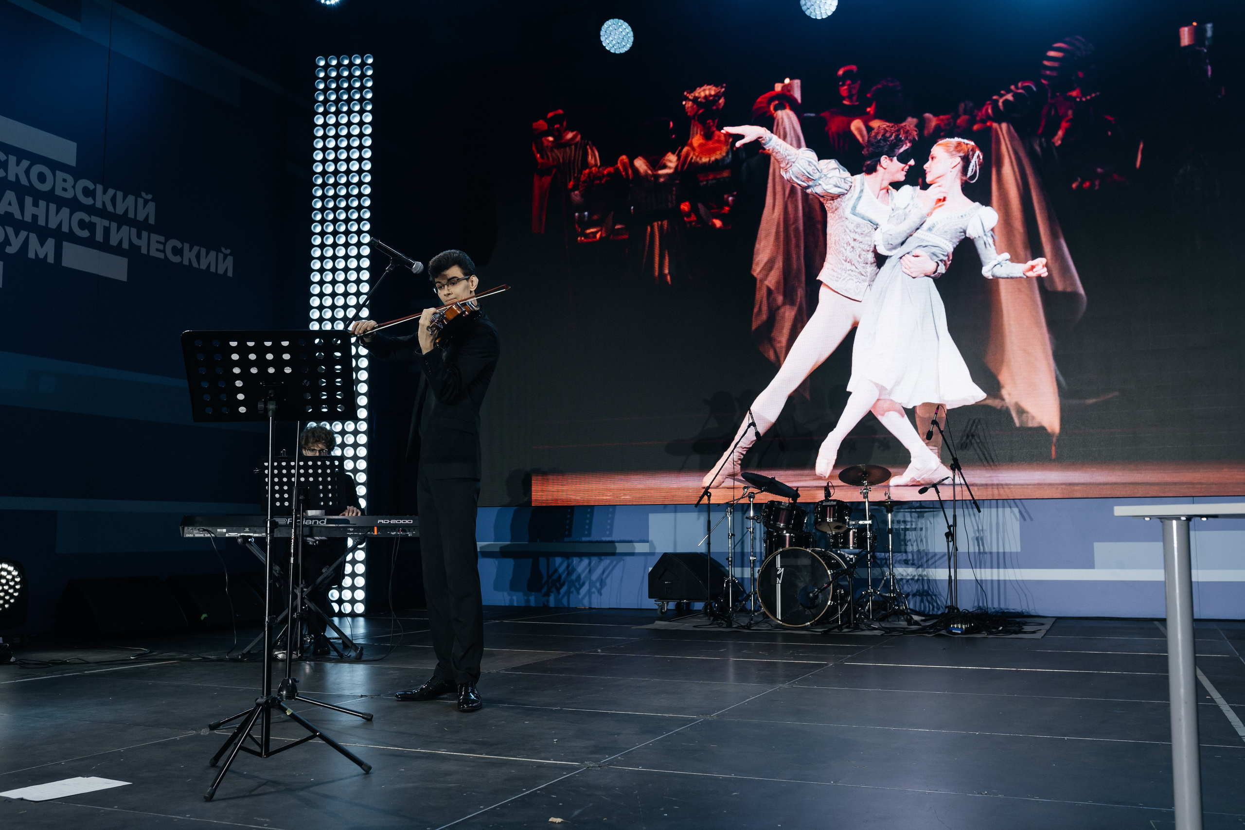 Московский урбанистический форум. Фонд Оксаны Фёдоровой. Ромео и Джульета. Фотограф Наталия Федосова, г. Москва. TG и Instagram @nataliya_raw