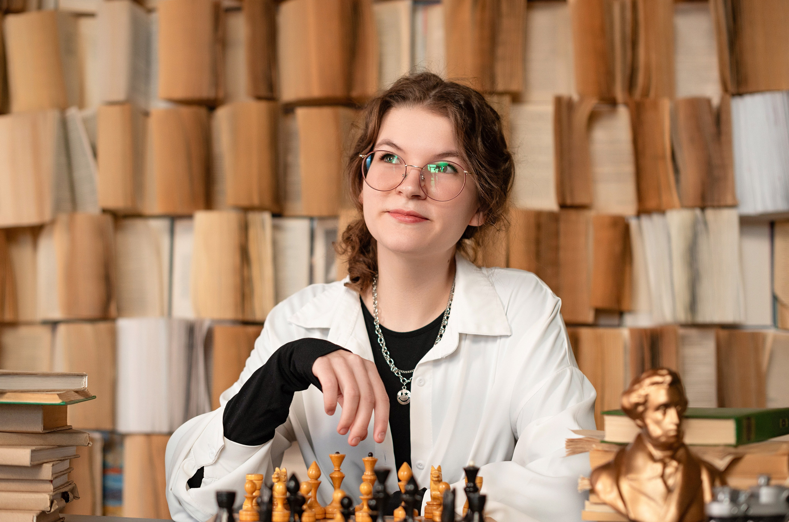 Фотосессия одиннадцатого класса для выпускных альбомов в фотостудии в Сургуте.