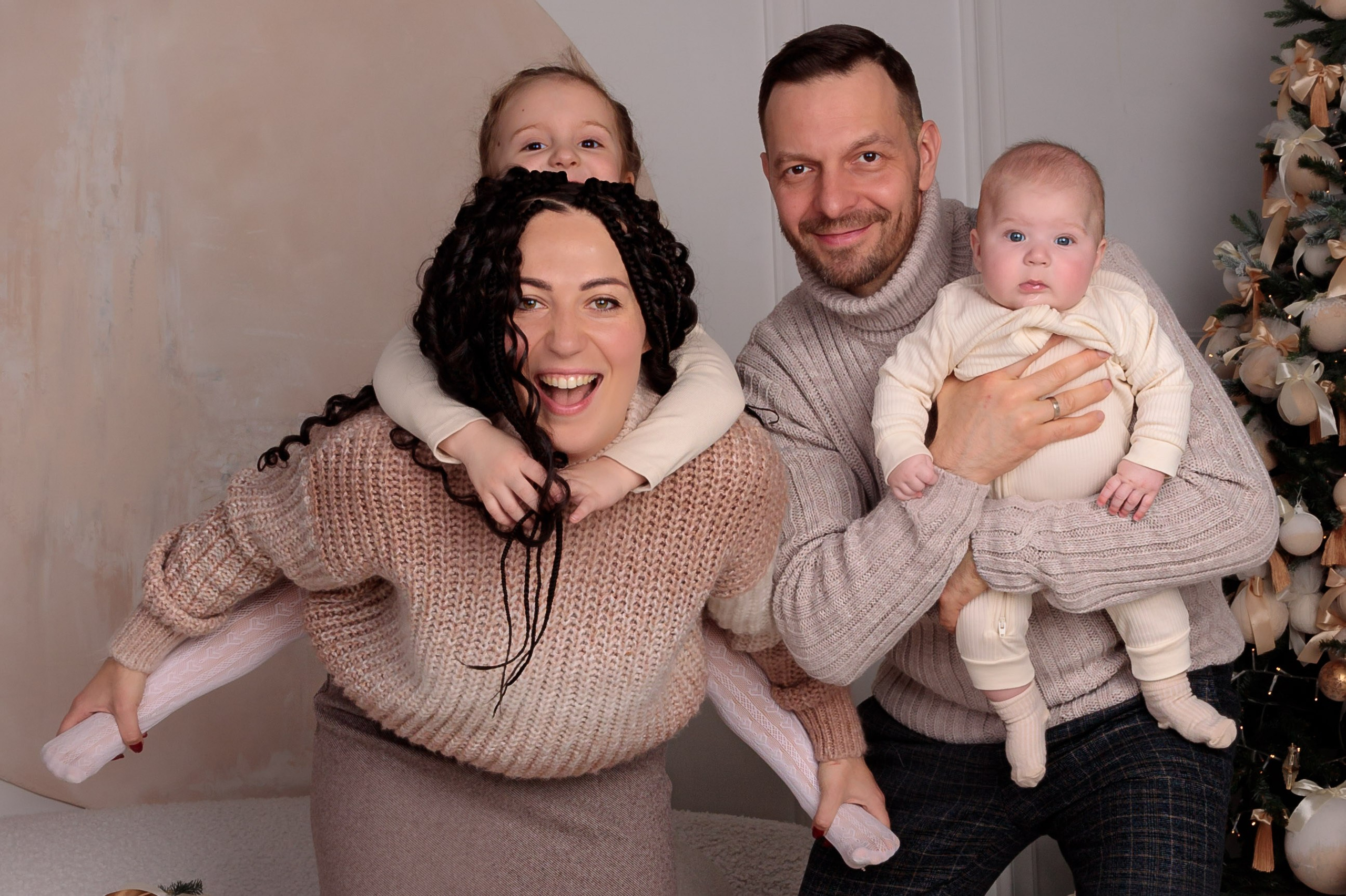 НОВЫЙ ГОД семейная фотосессия. ФОТОГРАФ РАДОСТИ Фотосессия в студии СПб. Портретный фотограф — Юрий Торлопов