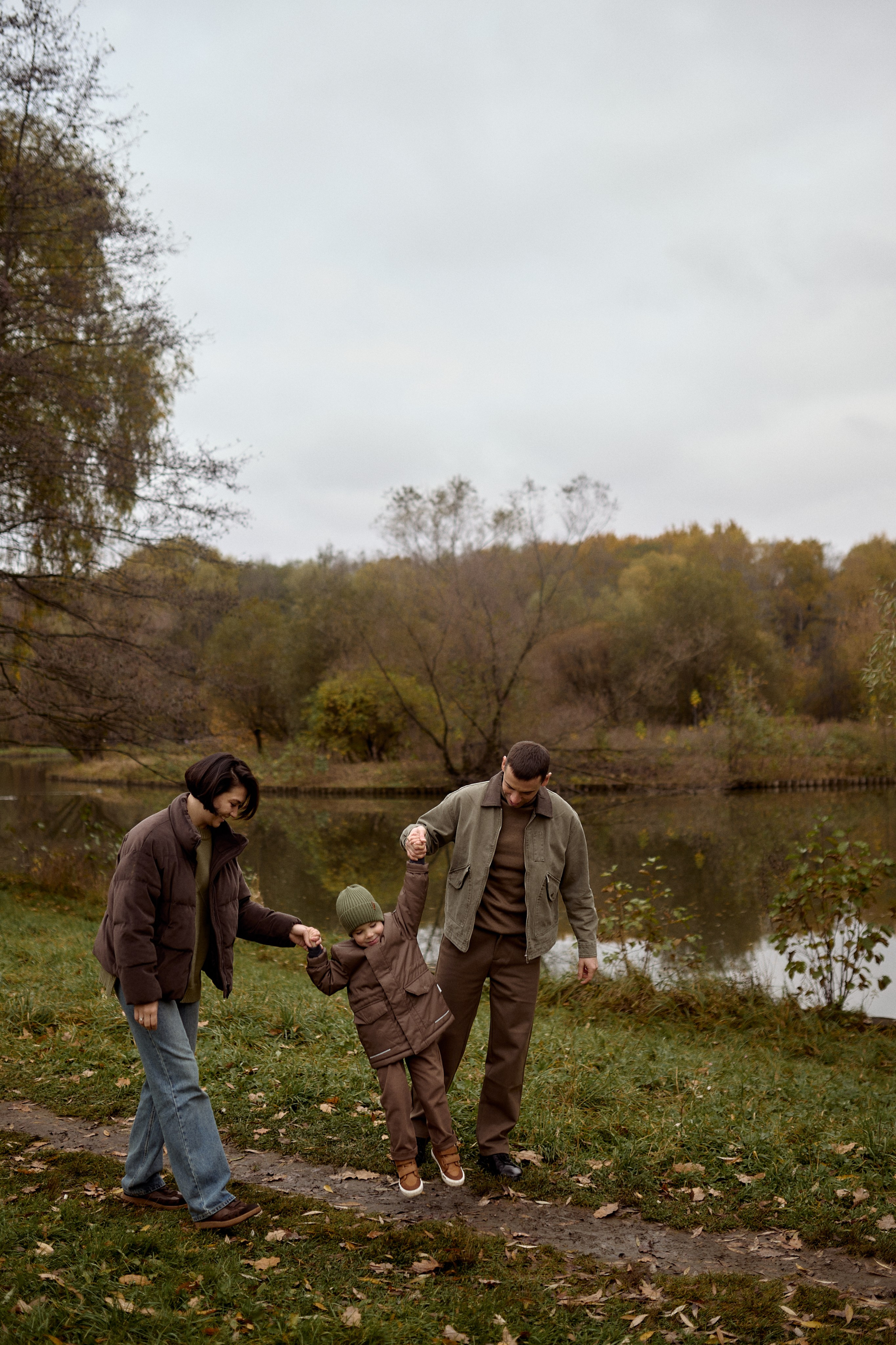 Вова, Юля и Максим в осеннем парке. Семейный и свадебный lifestyle-фотограф в Москве Мария Петрова