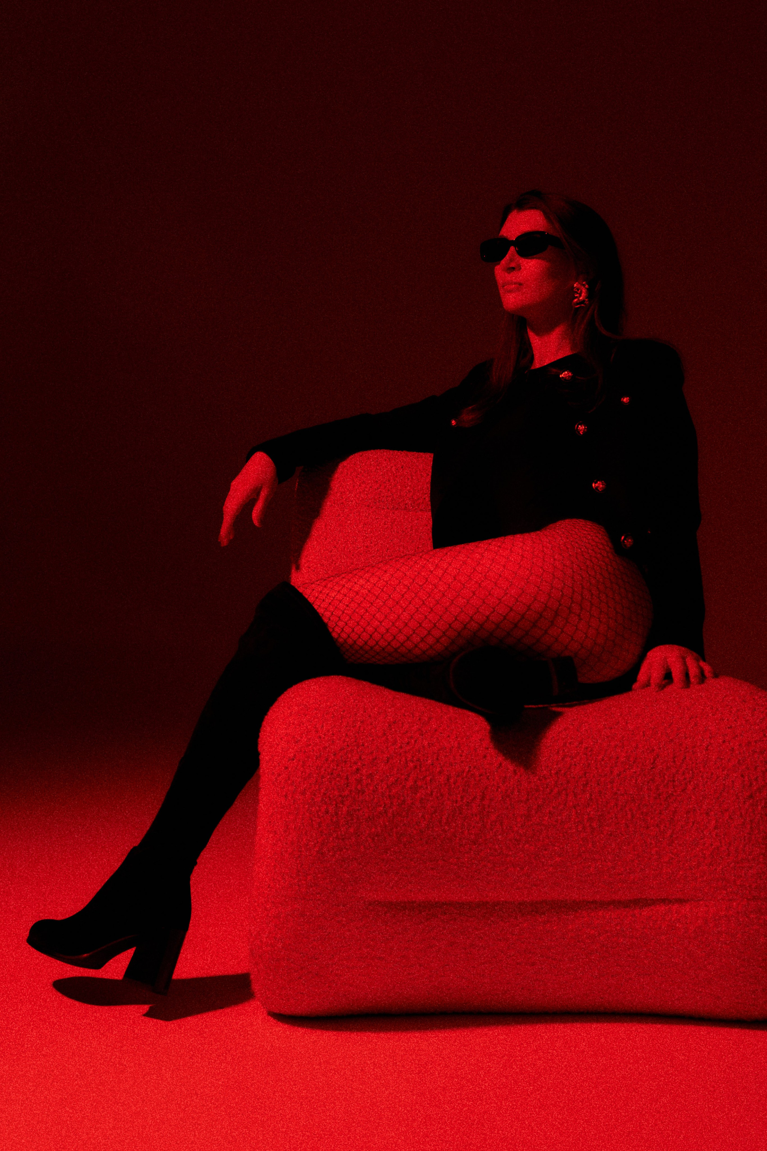 Портретный фотограф в Москве Калагина Светлана. Дерзкая фотосессия в студии с красным светом.