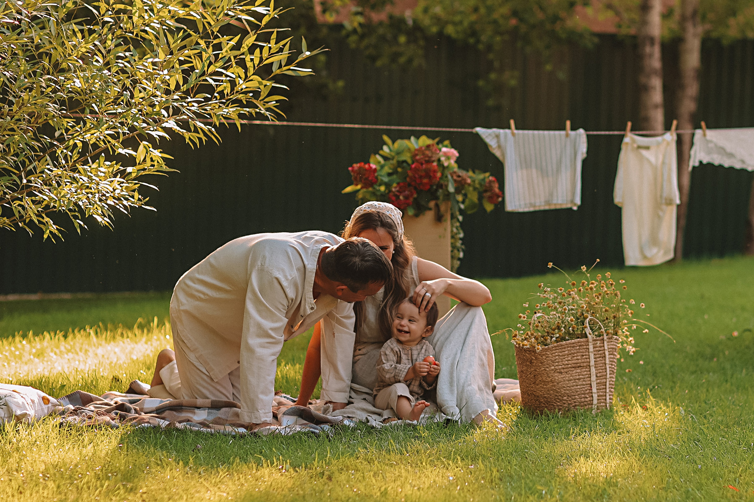 Стирка у дома. Семейный фотограф Тюмень, фотограф на роды Салмина Мария