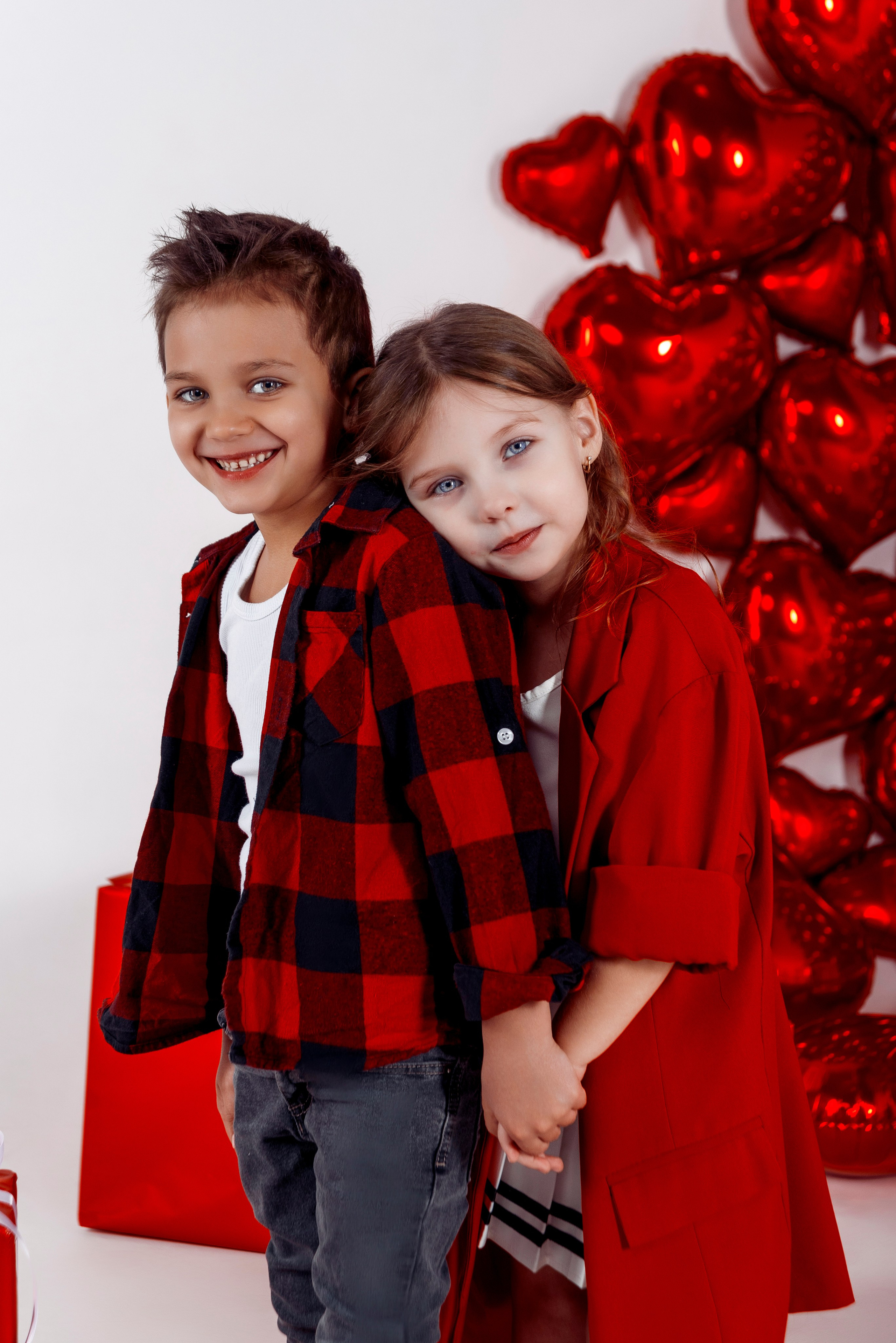 Детская фотосессия с красными сердцами в фотостудии Сочи. Детский студийный фотограф Сочи