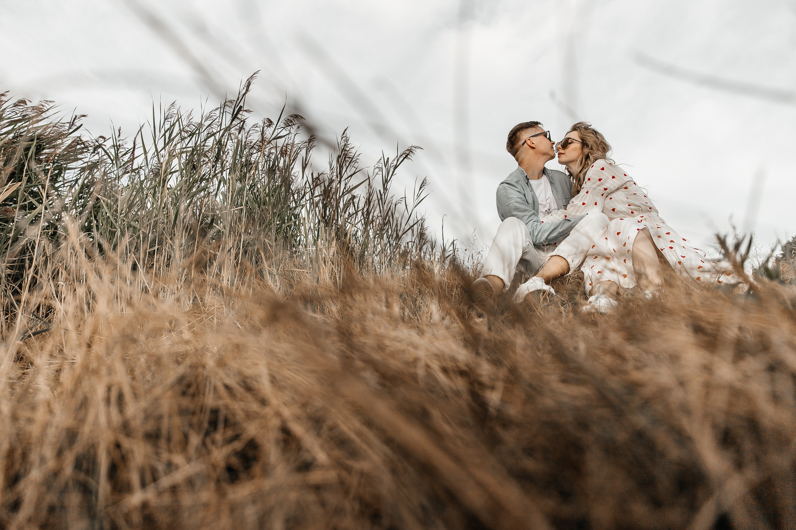 Здравствуйте! Я&nbsp;свадебный фотограф из&nbsp;Ульяновска, работаю в&nbsp;том числе по&nbsp;всей России и&nbsp;с&nbsp;выездом за&nbsp;границу. Снимаю свадьбы, lovestory, корпоративы, светский репортаж. Провожу обучение по&nbsp;фотографии, мастер-классы и&nbsp;воркшопы для других фотографов.