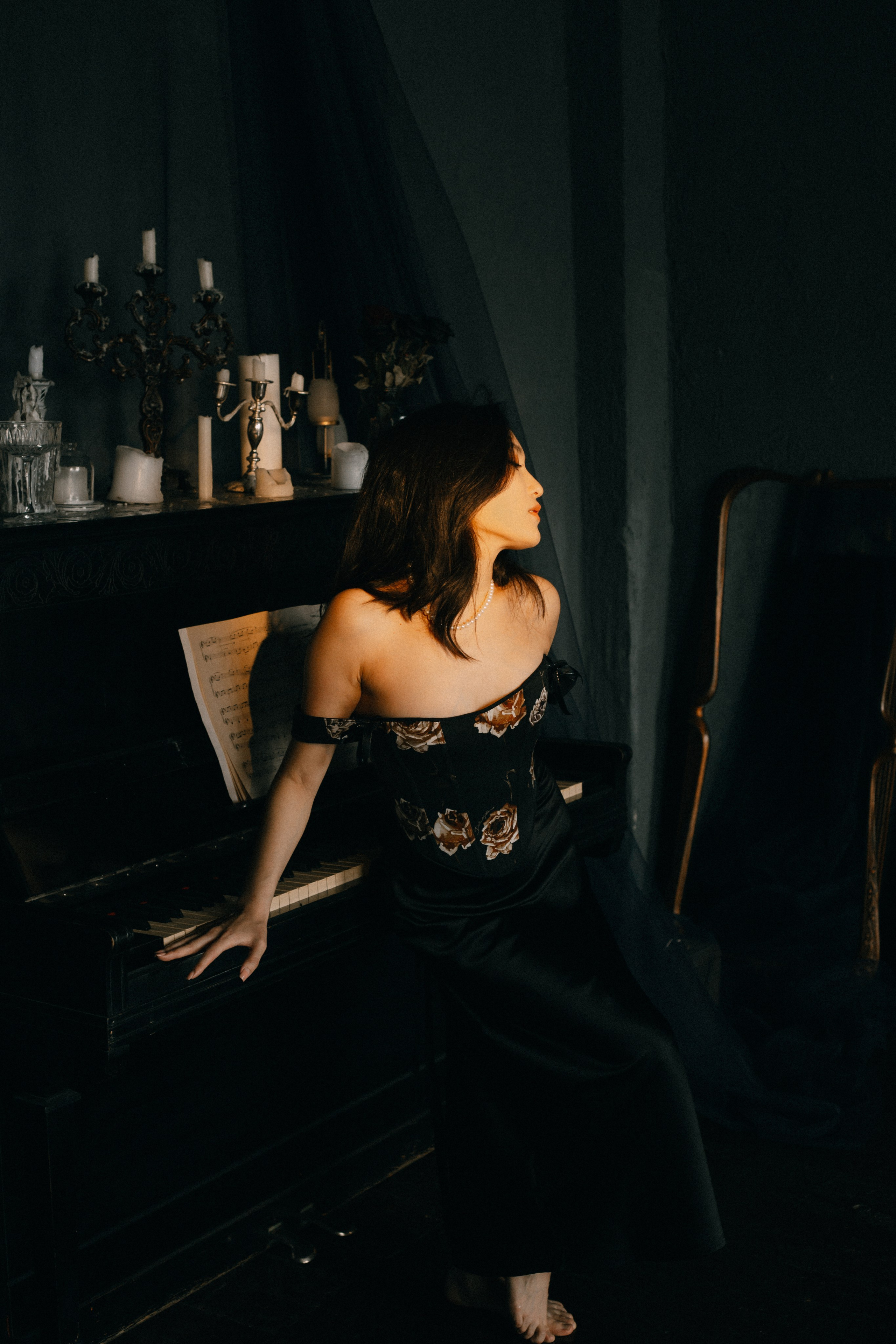 Драматичный женский портрет, глубокий взгляд, контрастное освещение,фотосессия Новосибирск, женская фотосессия в Новосибирске, женский фотограф, фотосессия в студии, красивая девушка