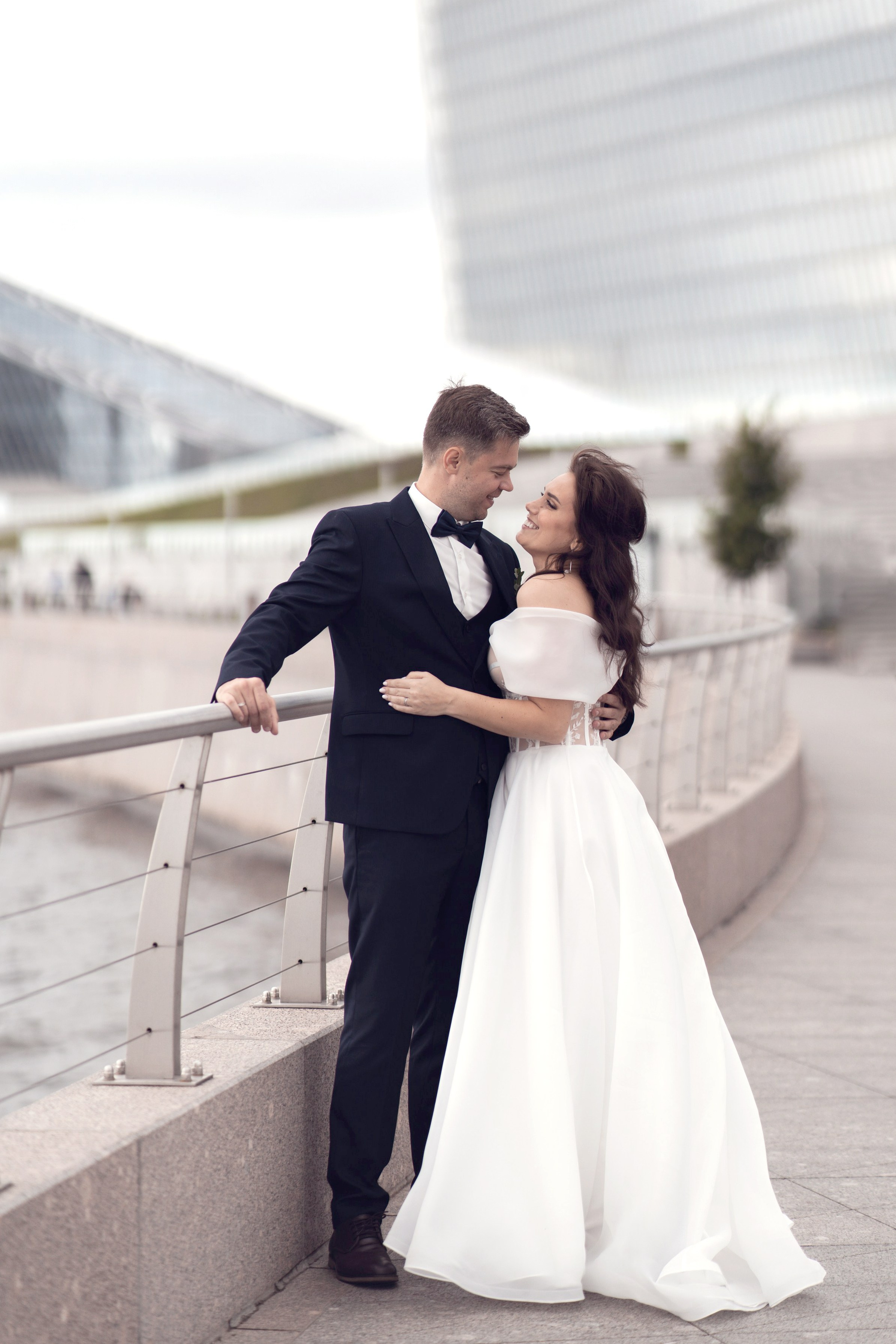 Свадебная фотосессия рядом с Лахта центром на набережной