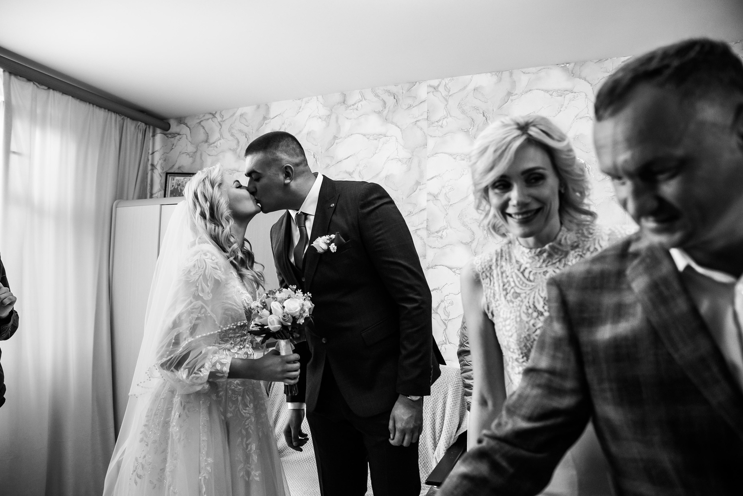 Плясала даже люстра :). Свадебный фотограф Москва — Юлия Фоменко — профессиональный фотограф