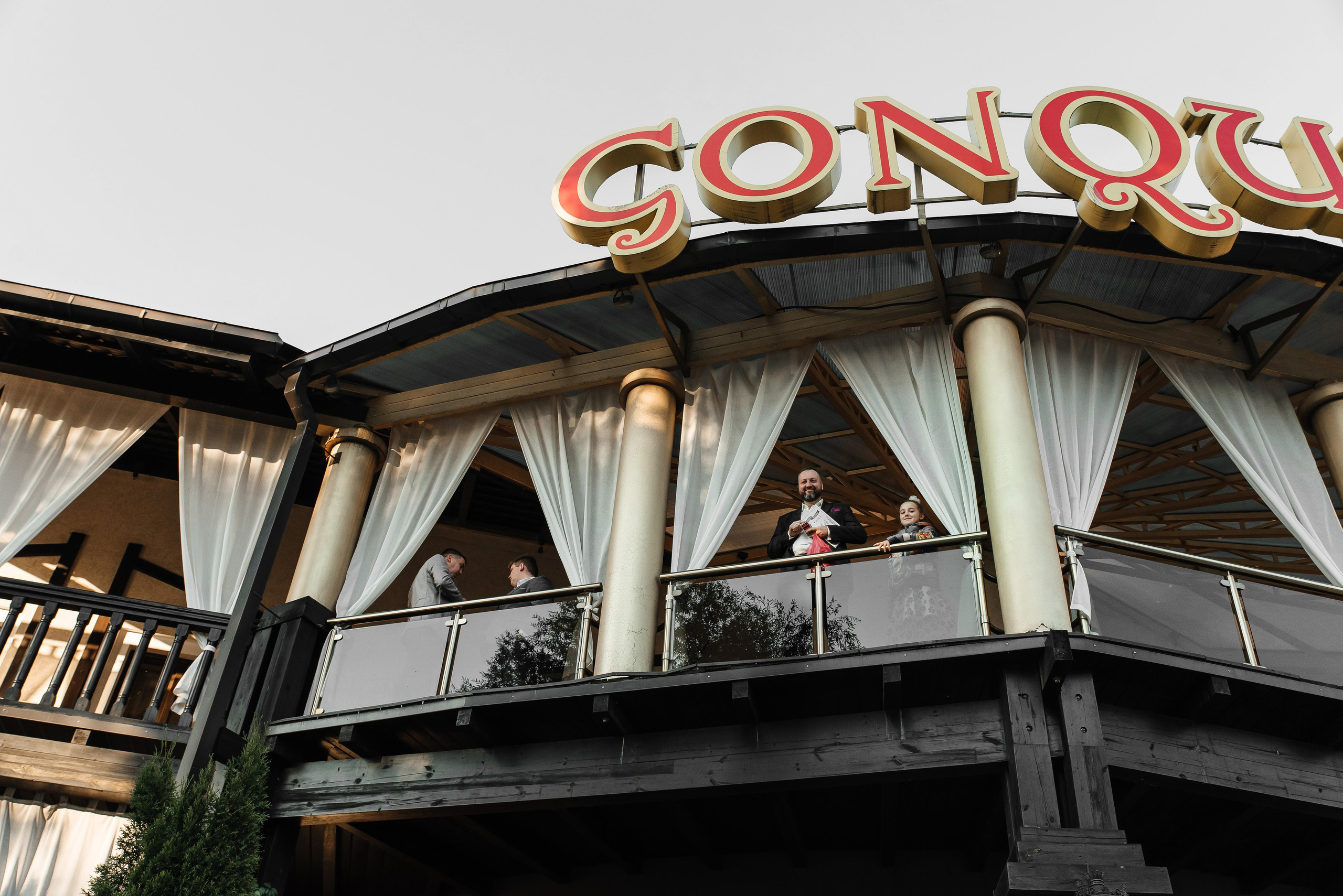 Плясала даже люстра :). Свадебный фотограф Москва — Юлия Фоменко — профессиональный фотограф