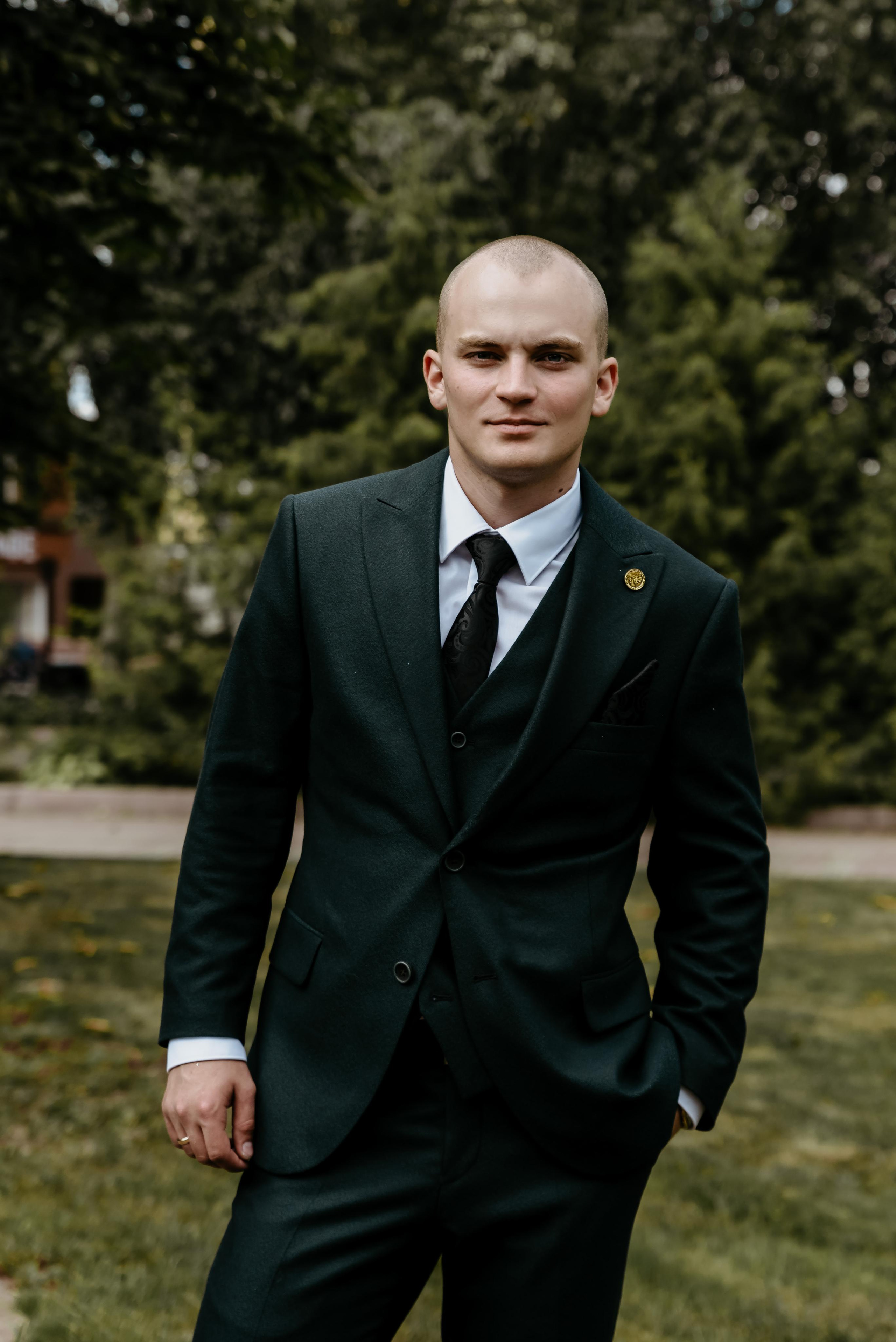 Жених в зеленом костюме