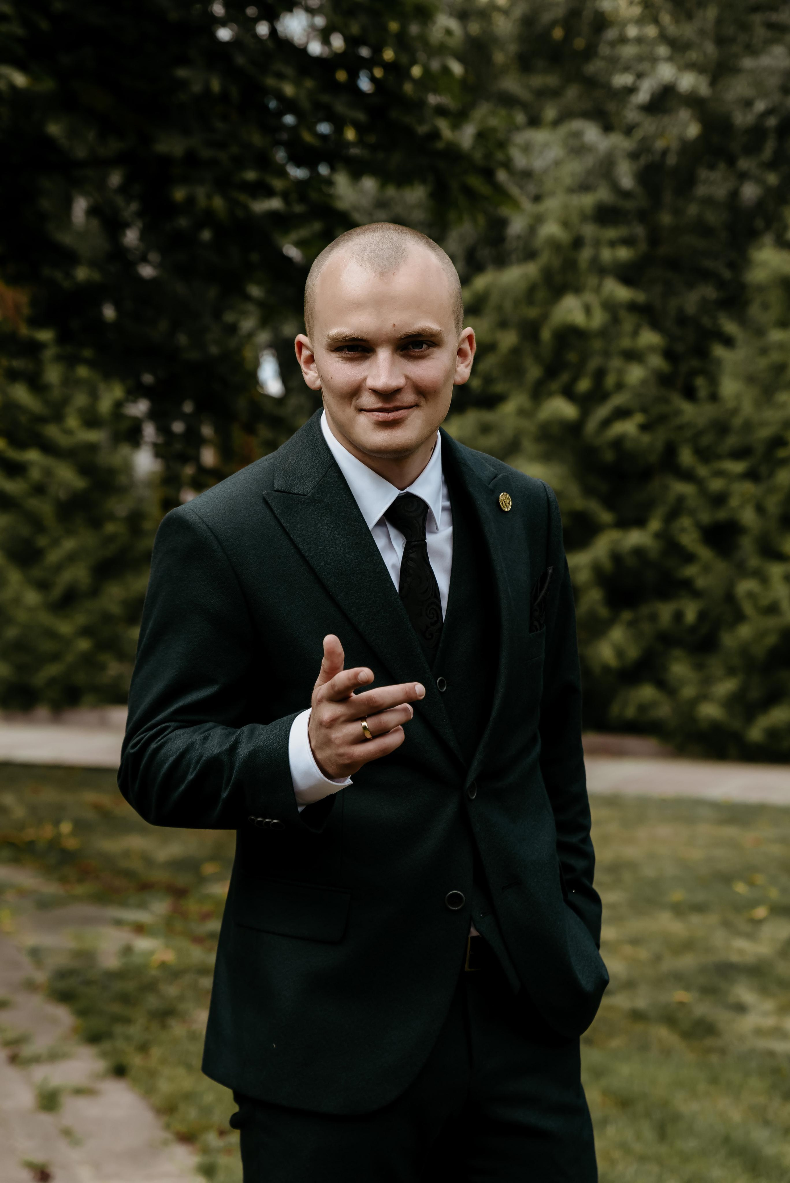 Зелёный костюм жениха