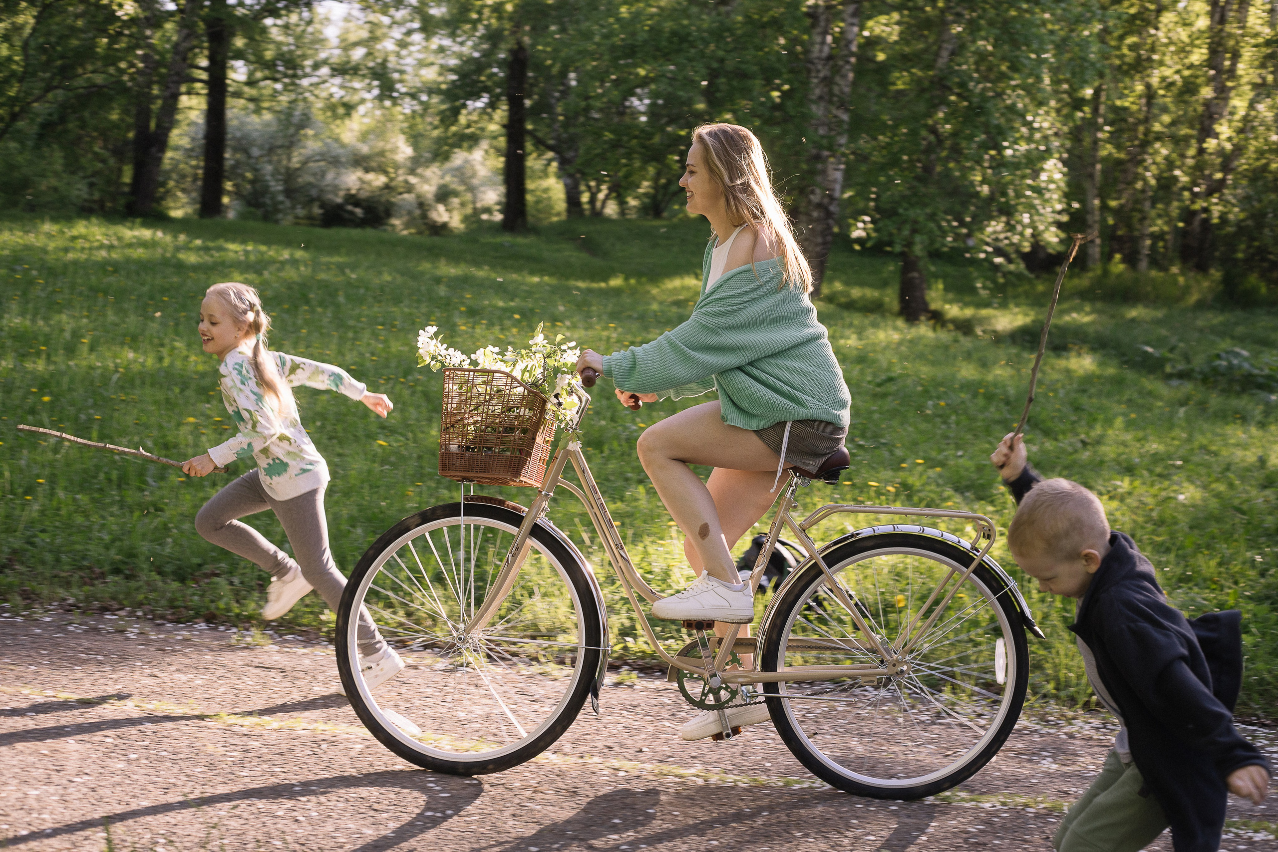 Семейная фотосессия с велосипедом в цветущих яблонях. Семейный фотограф в Томске Максимова Екатерина