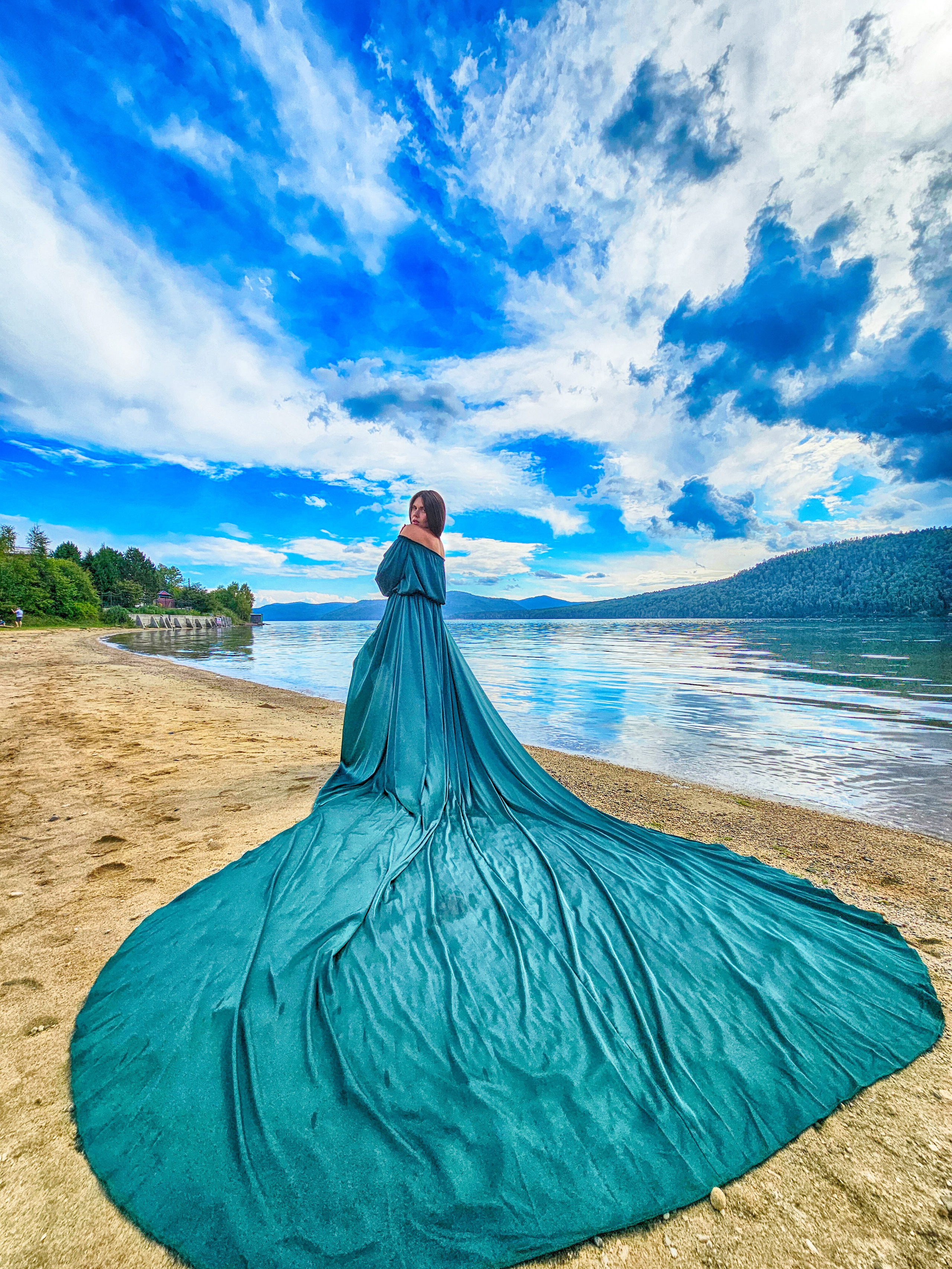 Платье летящее темно-зеленое со шлейфом для фотосессии в Иркутске на Байкале