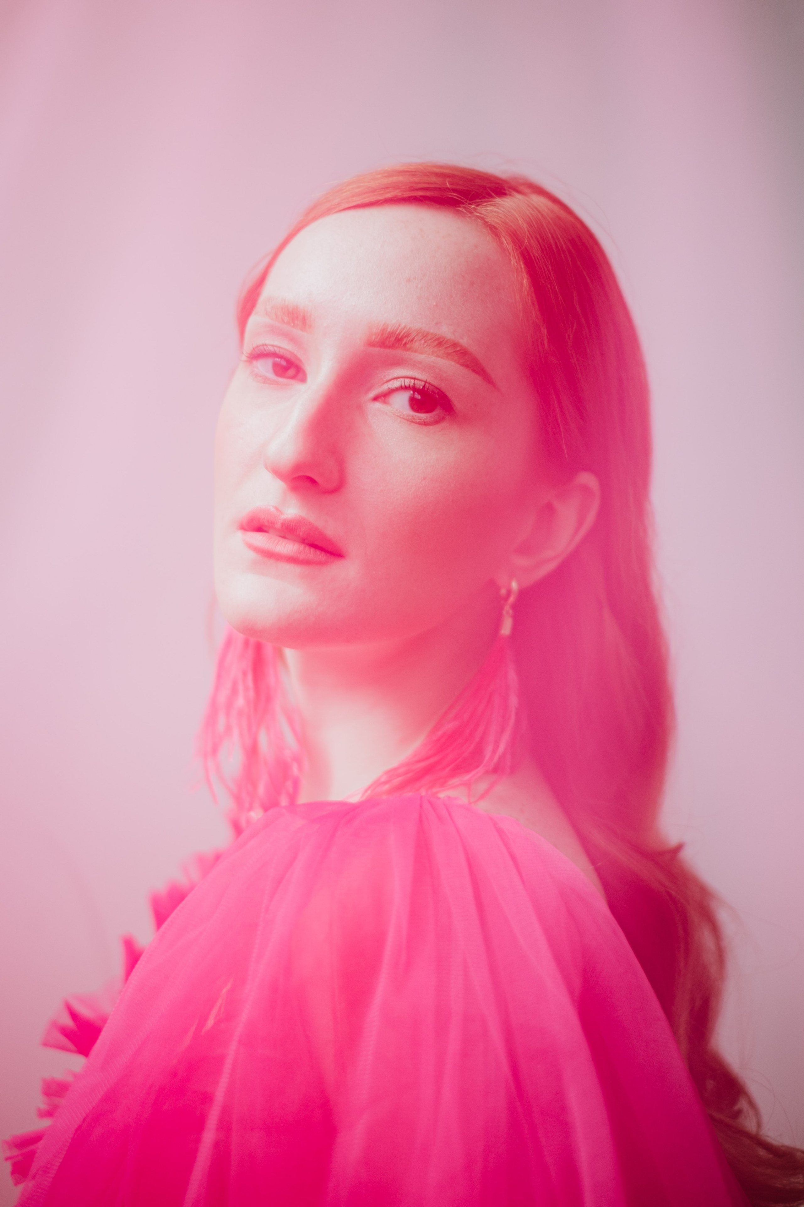 Студийная фотосессия в Москве, с красивым платьем цвета фуксии