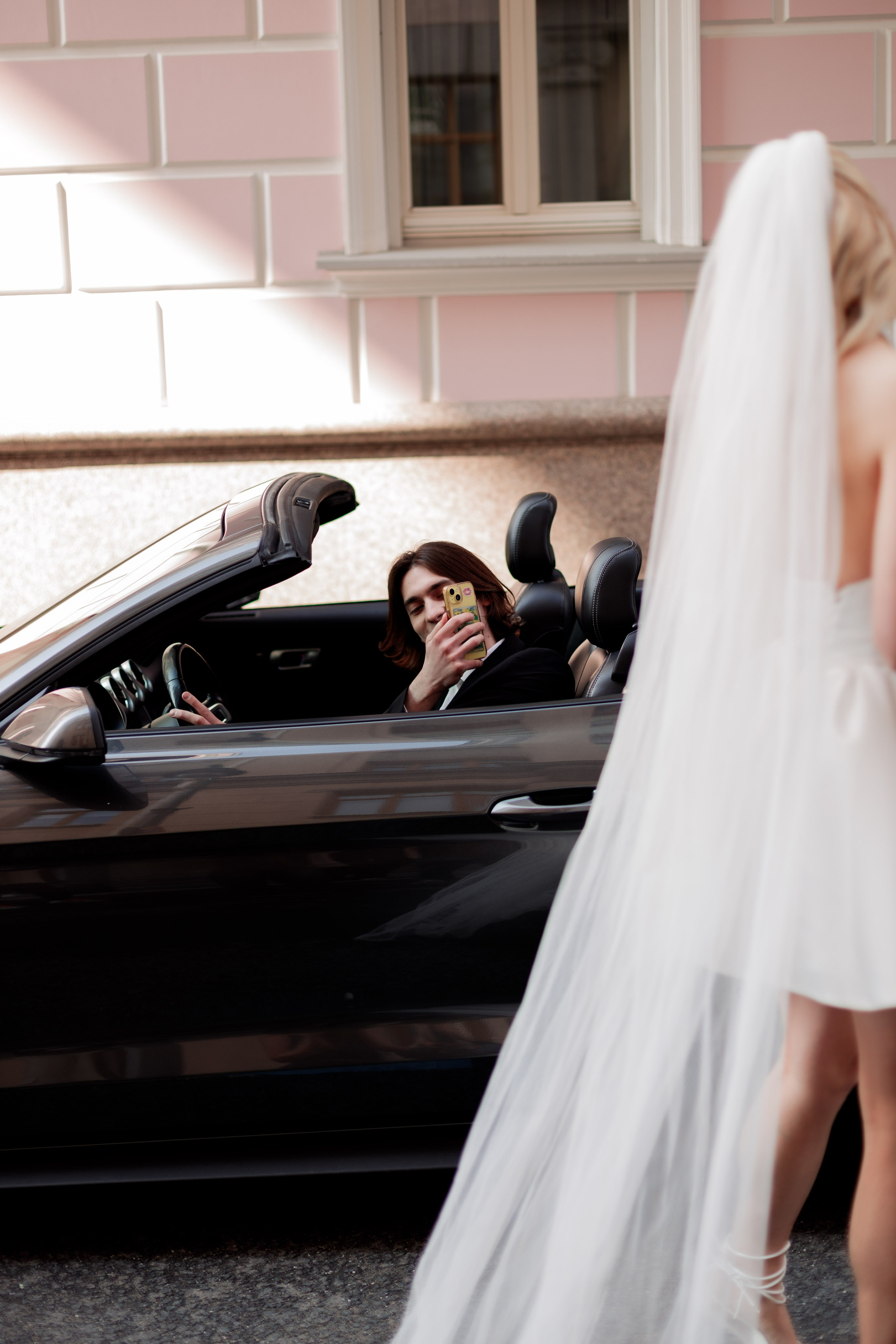 Свадебная фотосессия с автомобилем в центре Москвы, фотограф свадьбам Москва