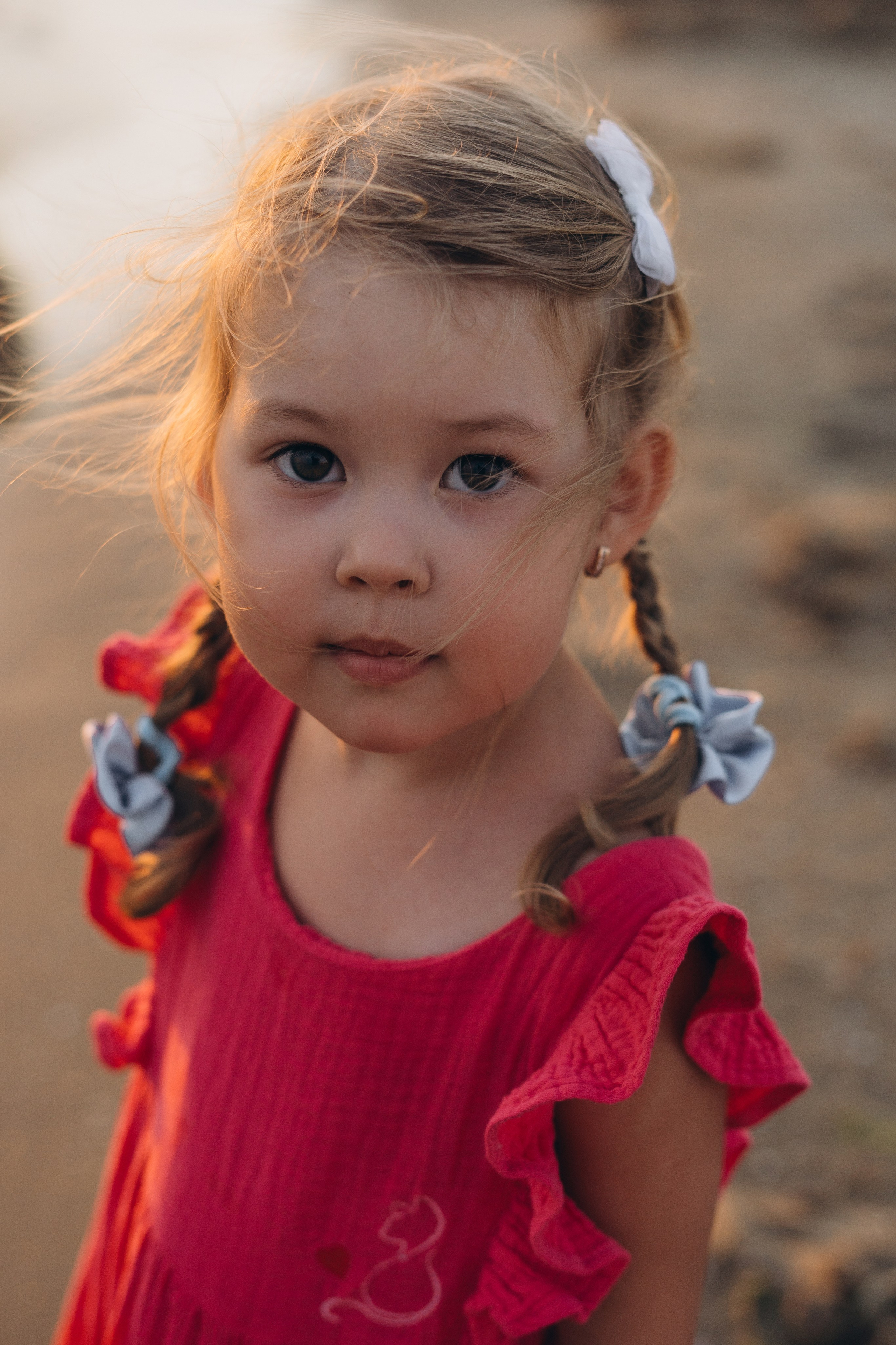 Игра в пиратов: фотограф Новороссийска запечатлел детей с самодельным телескопом из ракушек