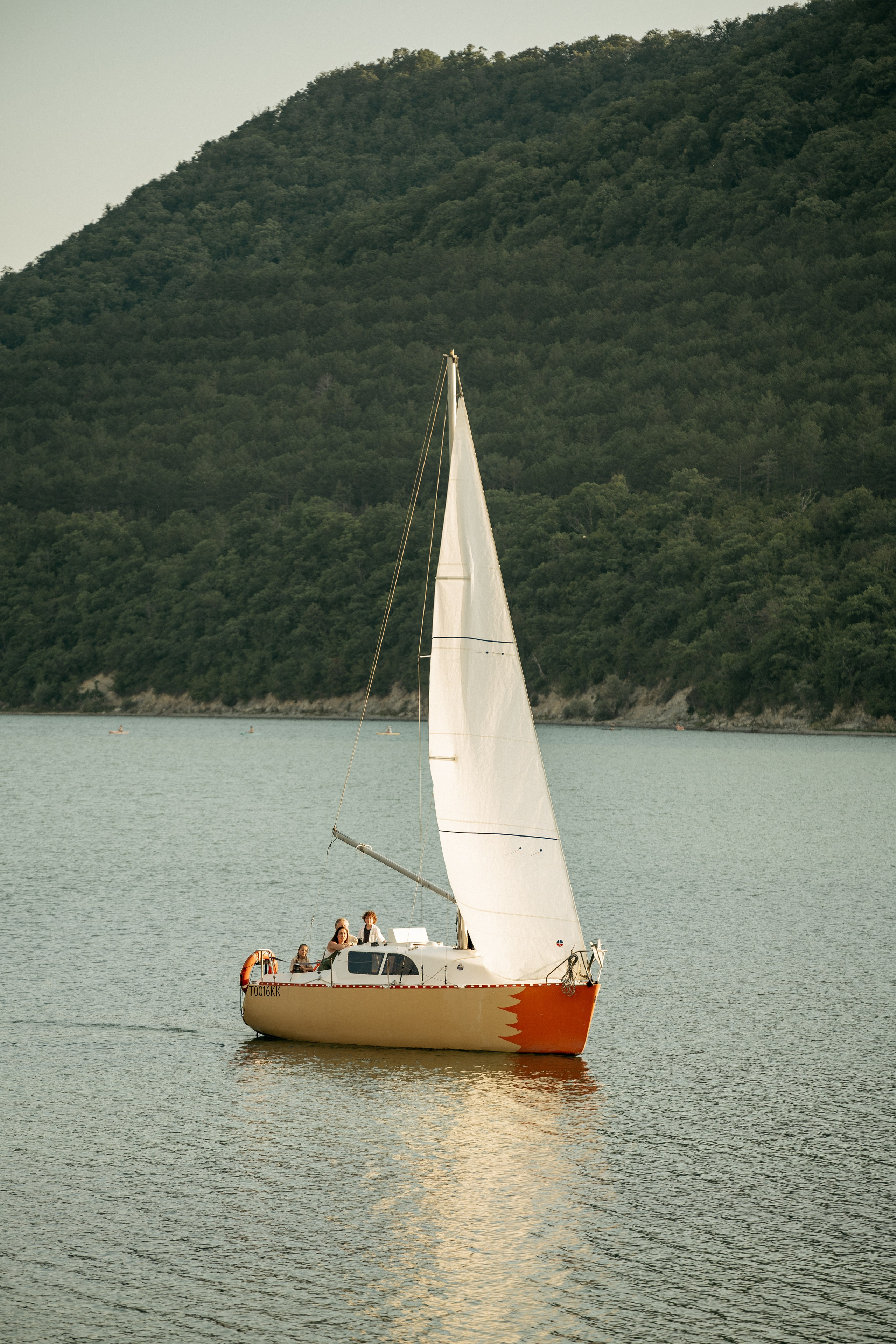 Счастливая семья на яхте в Абрау-Дюрсо: мама, папа, сын и дочка наслаждаются морским бризом
