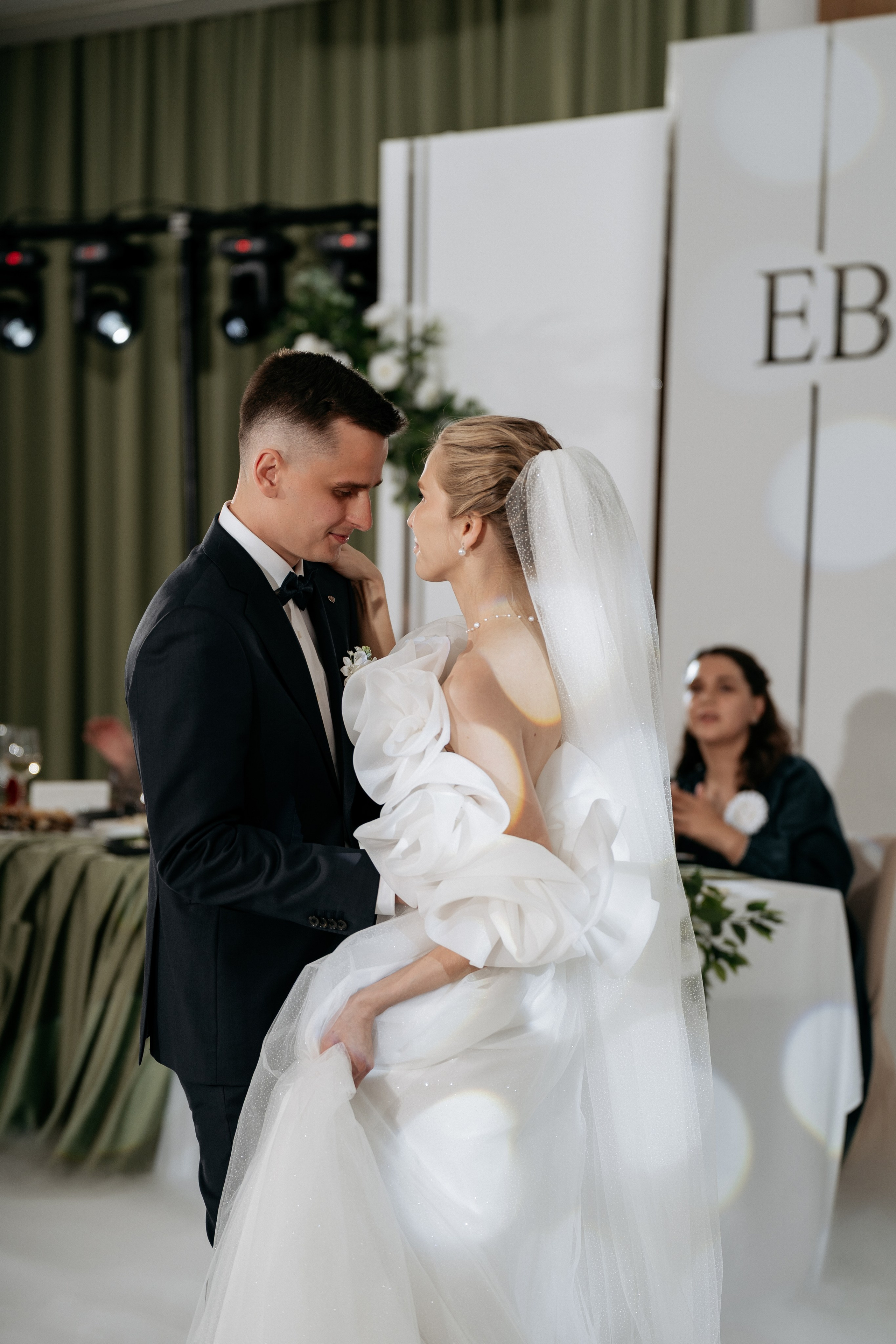 Фотограф Новороссийск - первый свадебный танец жениха и невесты, портретный снимок. 