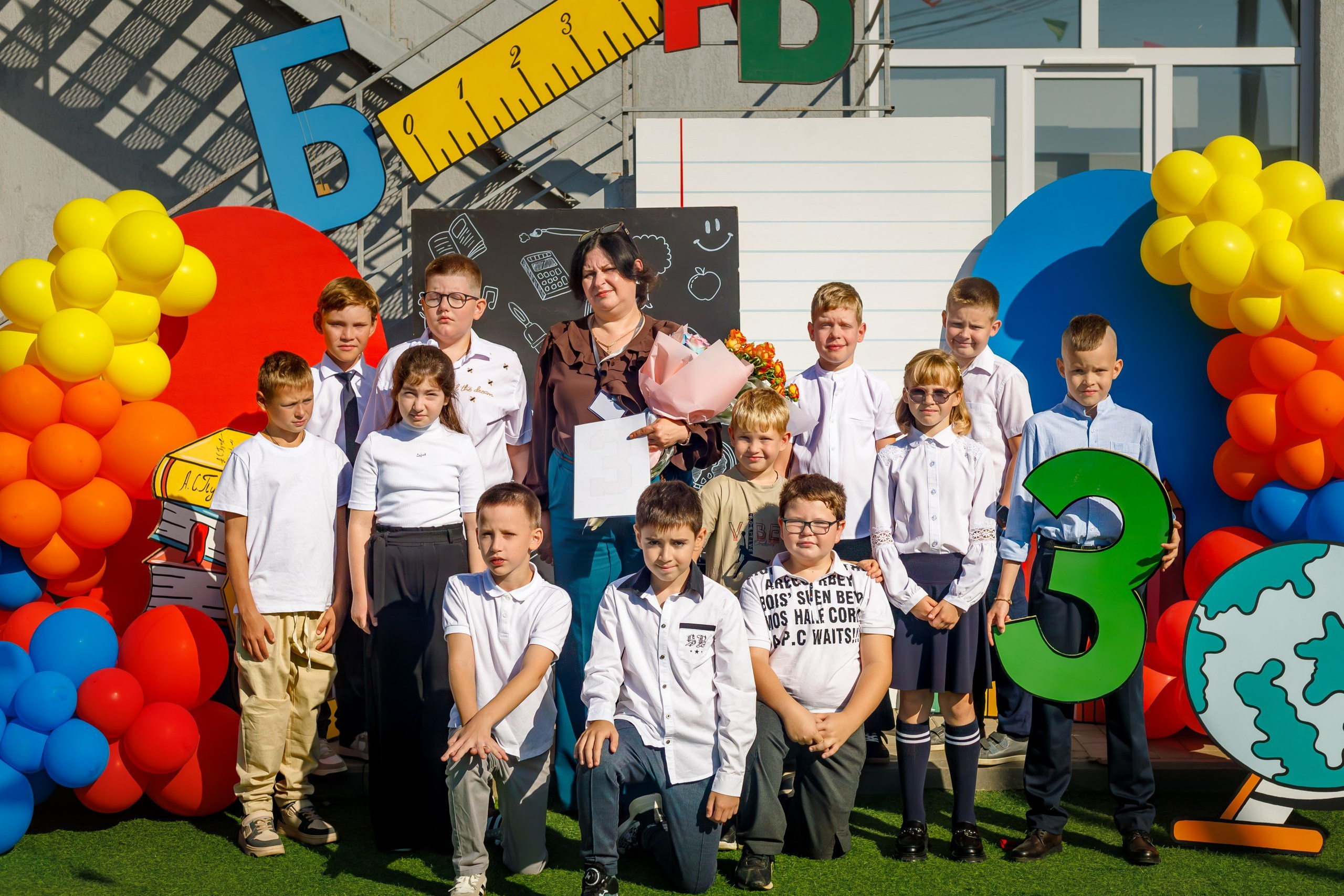 Линейка 1 сентября в школе - дети с букетами, радостные родители и учителя; учитель и ученики вместе на школьной линейке - трогательное фото 1 сентября