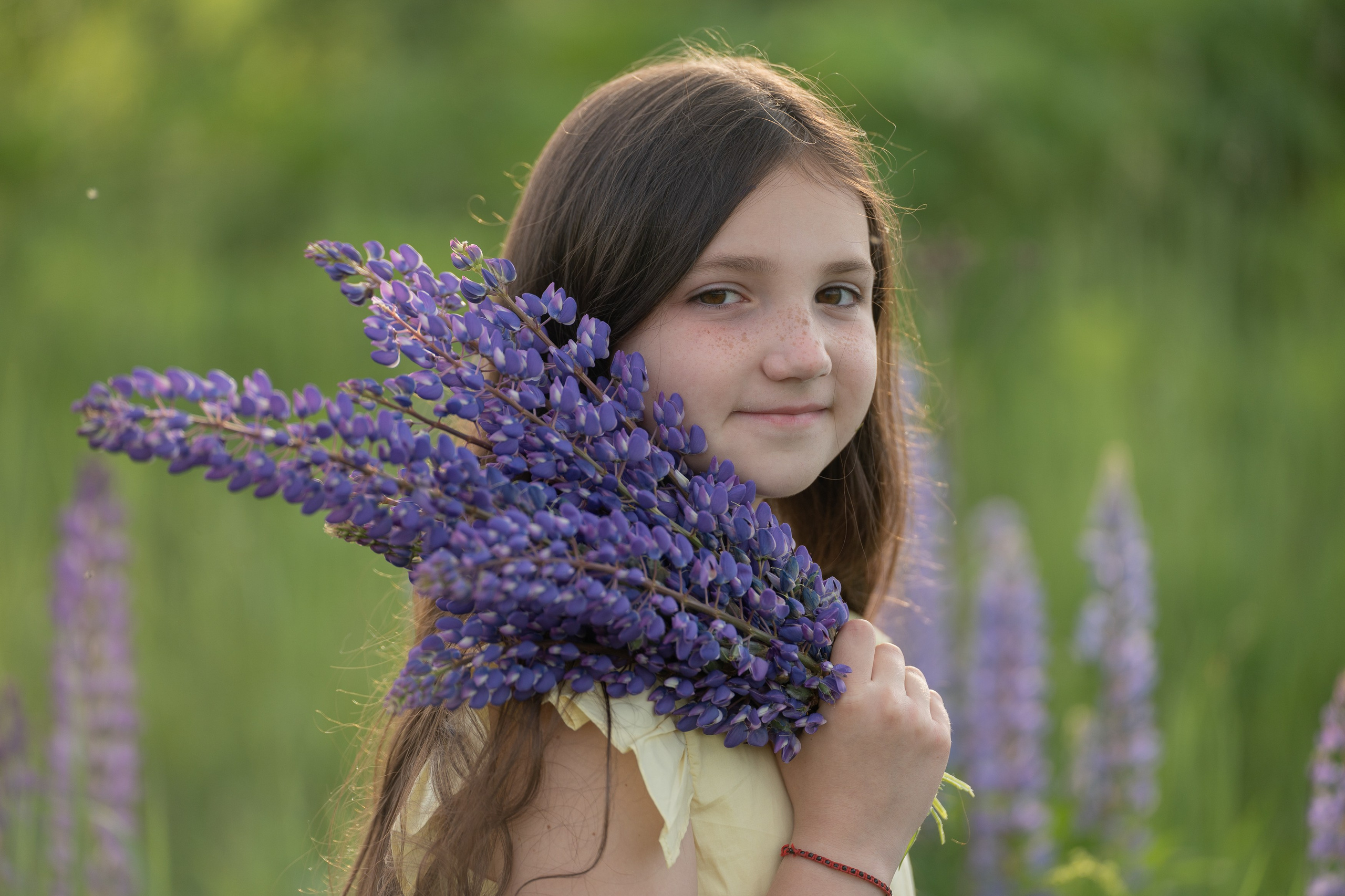 Детская фотосессия в люпинах. Портретный фотограф Олеся Владимирова в Москве