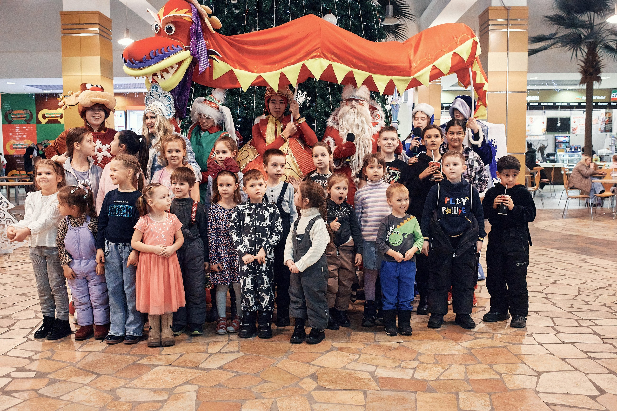 Детский новогодний праздник в ТЦ Июнь. Семейный и репортажной фотограф в Красноярске и Москве Виктор Бабинцев