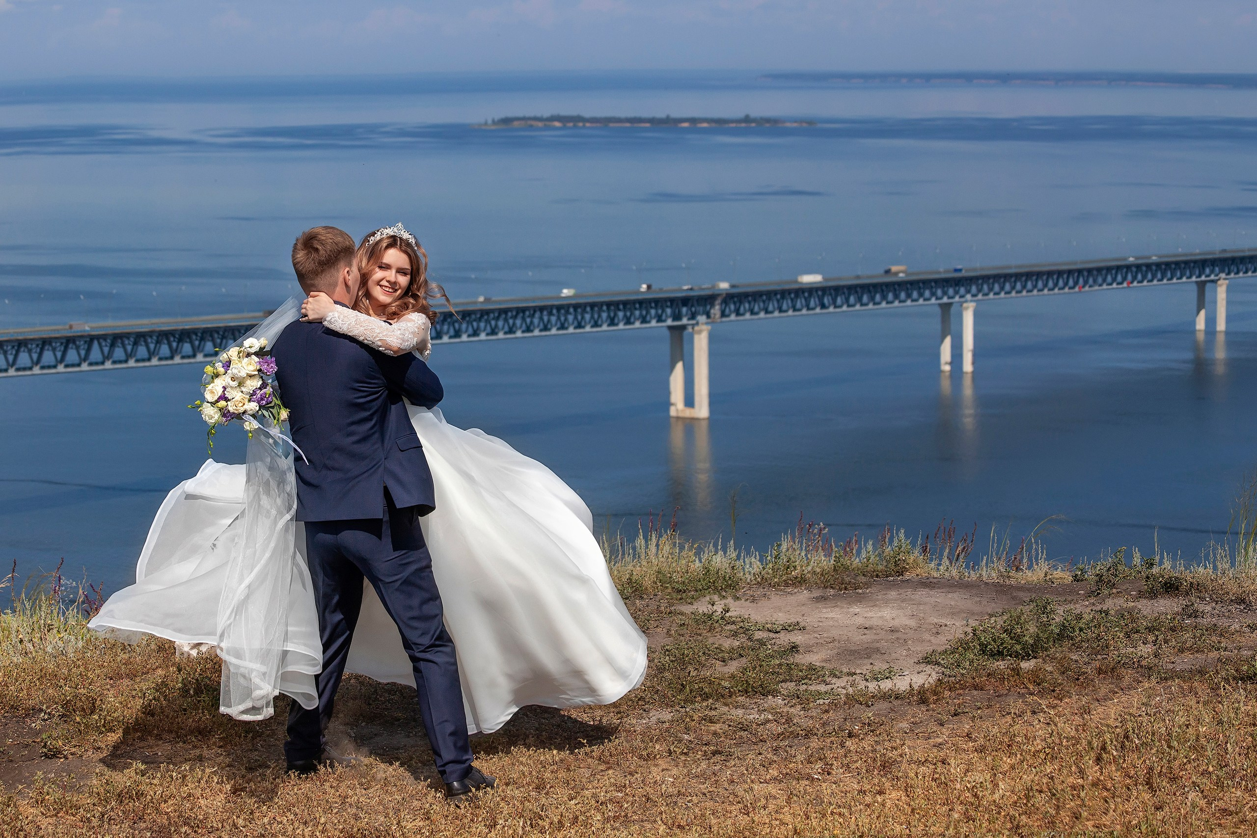 Прогулка молодых на фоне президентского моста