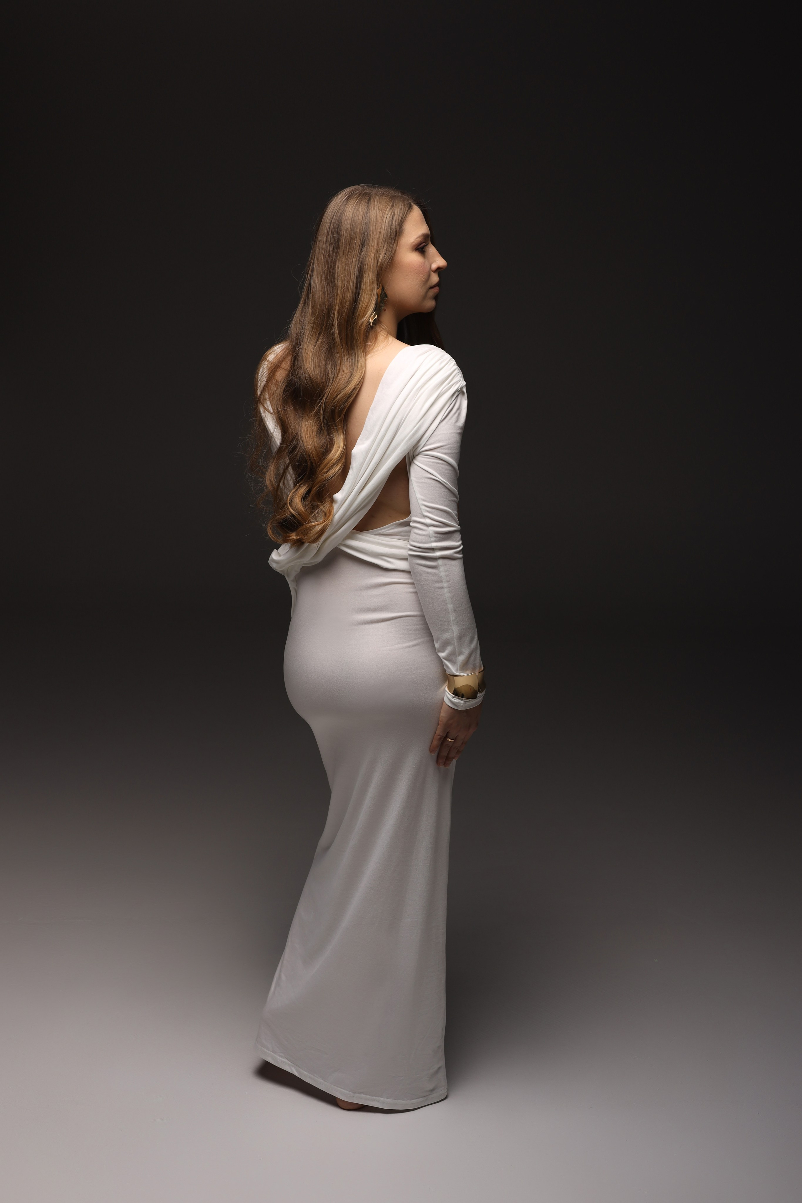 Белое платье с длинными рукавами и открытой спиной. Профессиональный Фотограф в Казани Яна Забелина
