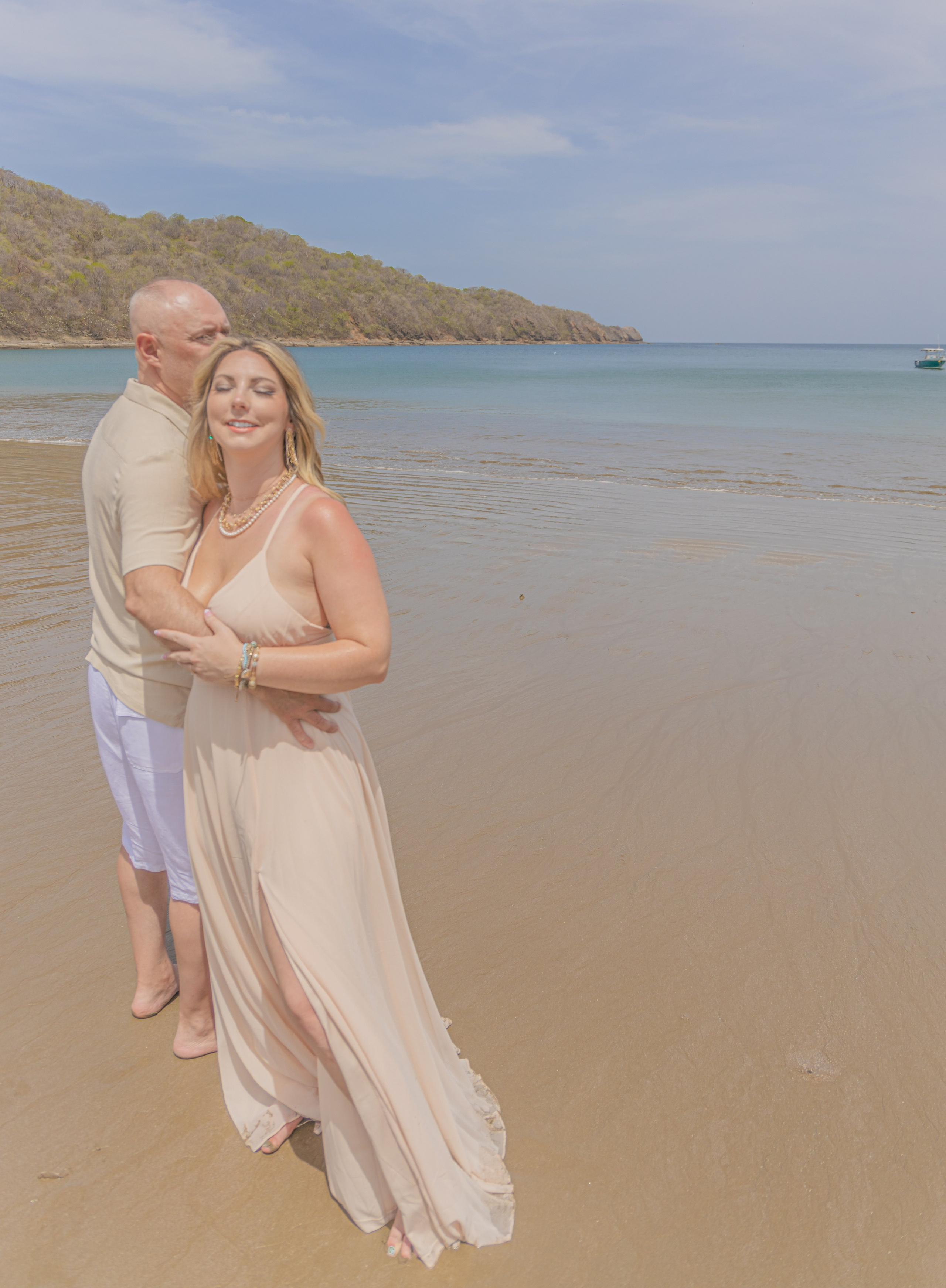 Ocean lovely moments. Family, portrait, content photo in Costa Rica Evgeniya Besprozvannykh