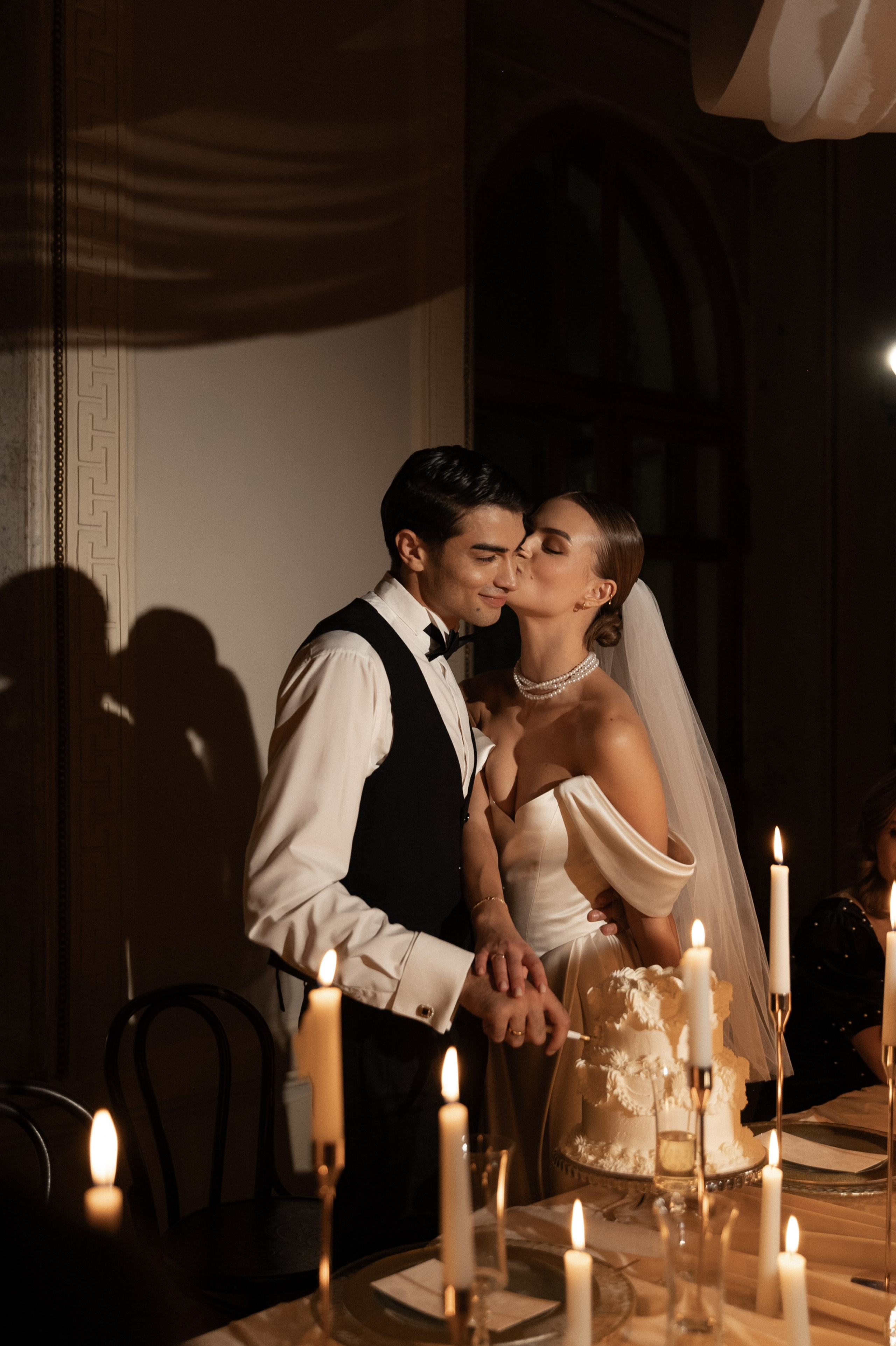 Камерный свадебный ужин при свечах в старинном особняке в фотостудии 21. Kult. Ярослава Ерина — свадебный фотограф в Москве