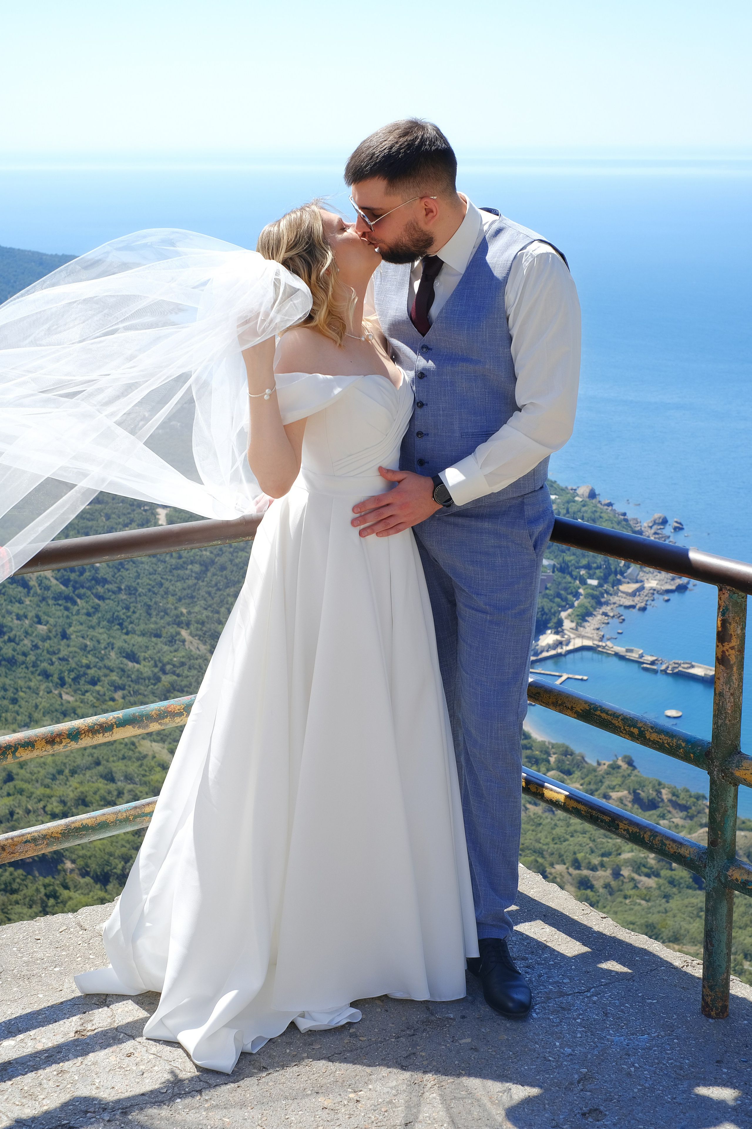 Свадебная фотосессия в Старая ялтинская дорога, фотолент. Профессиональная фотосъемка в Крыму. Натуральные эмоции и живые кадры. Забронируйте дату прямо сейчас!