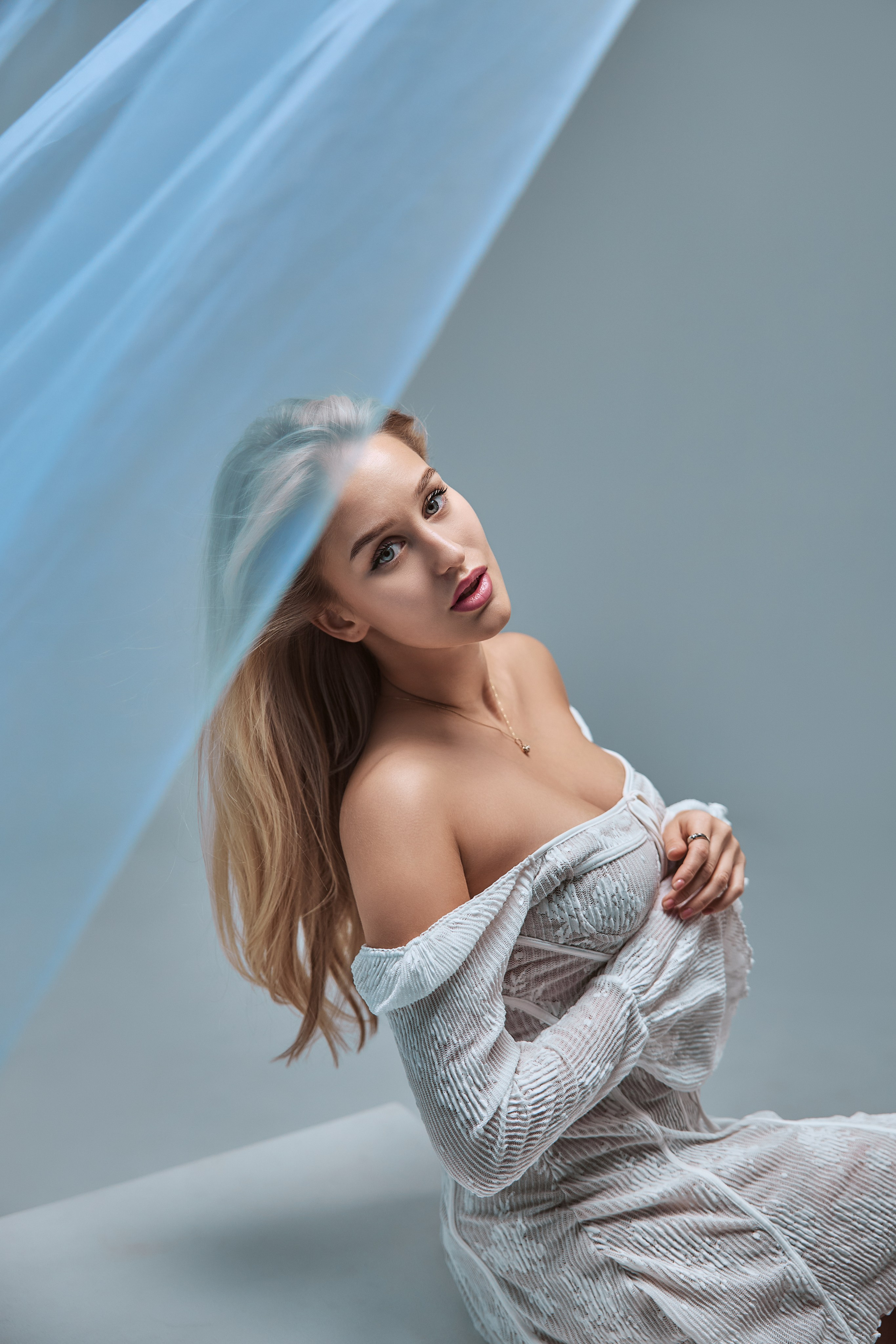 Фотосессия с постоянным светом и тканью: трендовые образы и атмосферные кадры. Валентина Похомова — профессиональный фотограф в Екатеринбурге